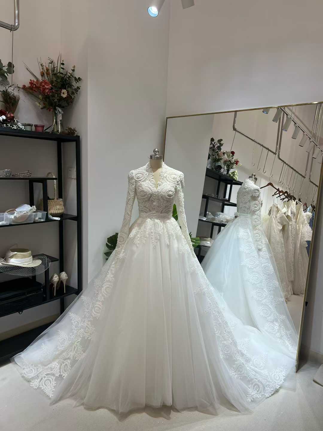 ウエディングドレス ハイネック ロングスリーブ 3D立体レース刺繍 くるみボタン チュールスカート 華やか 結婚式