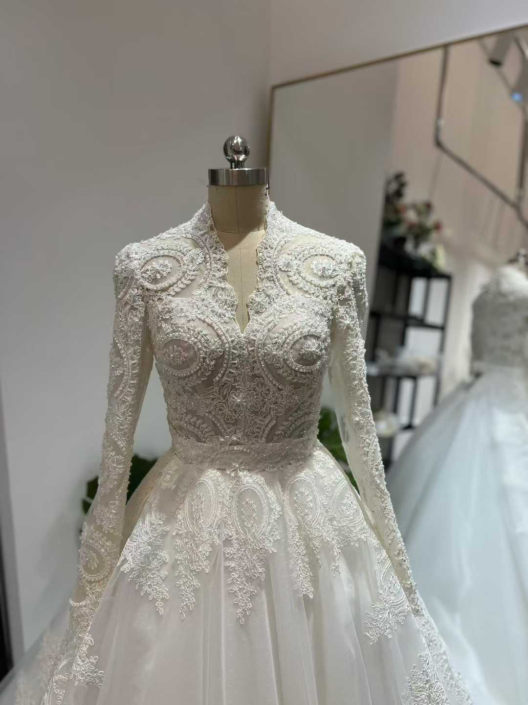 ウエディングドレス ハイネック ロングスリーブ 3D立体レース刺繍 くるみボタン チュールスカート 華やか 結婚式