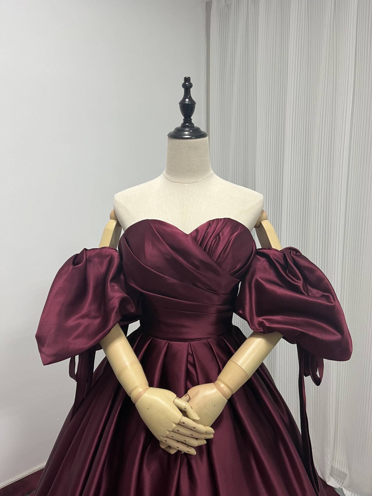 美品！カラードレス ボルドー色 ベアトップ 取り外し袖 ファスナー 光沢サテン プリンセスライン 結婚式 前撮り