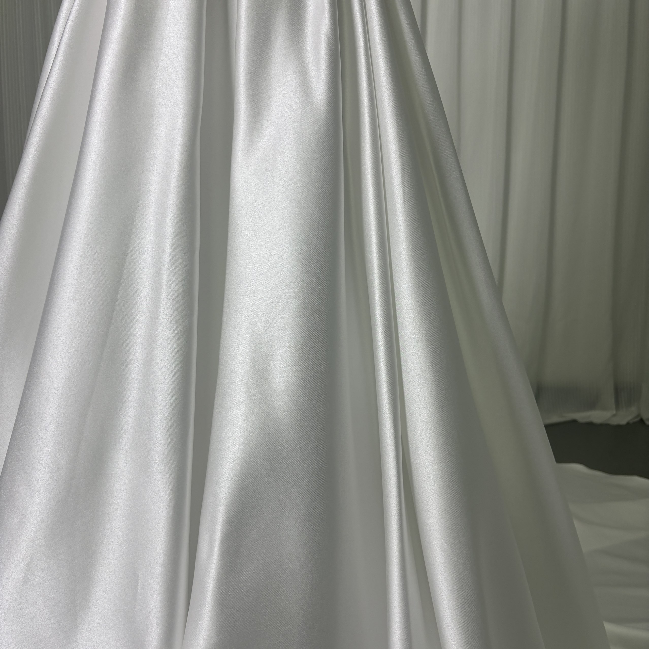 ウエディングドレス オフショルダー ロングトレーン 光沢サテン くるみボタン 編み上げ 結婚式