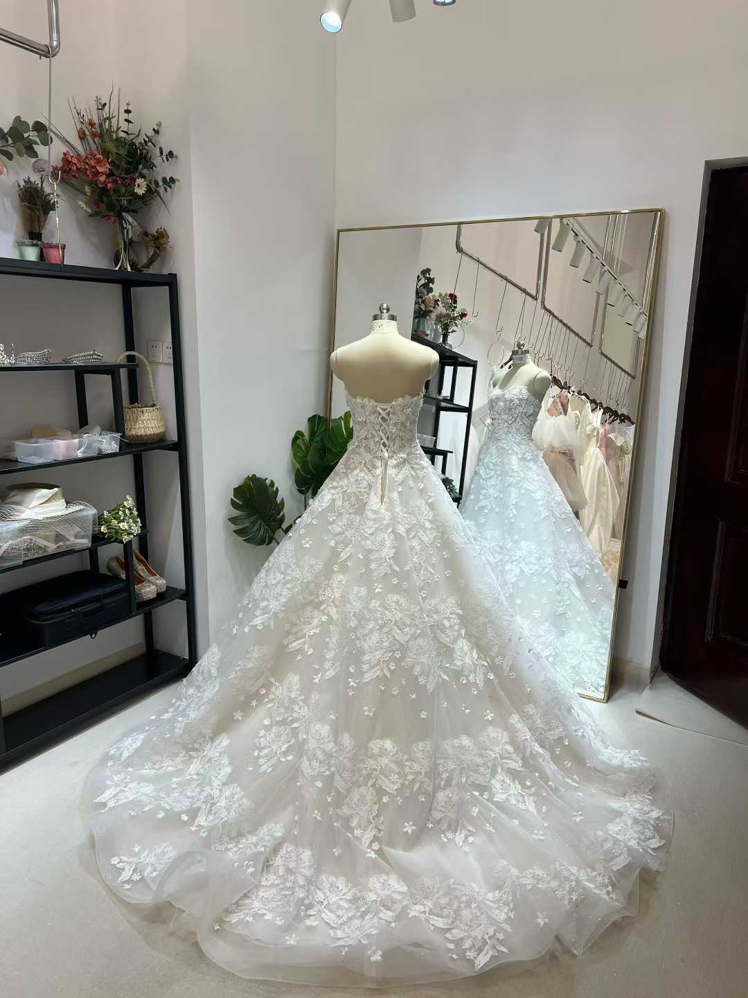 豪華！ウエディングドレス ベアトップ 3D立体花レース刺繍 Aライン 編み上げ 結婚式 前撮り