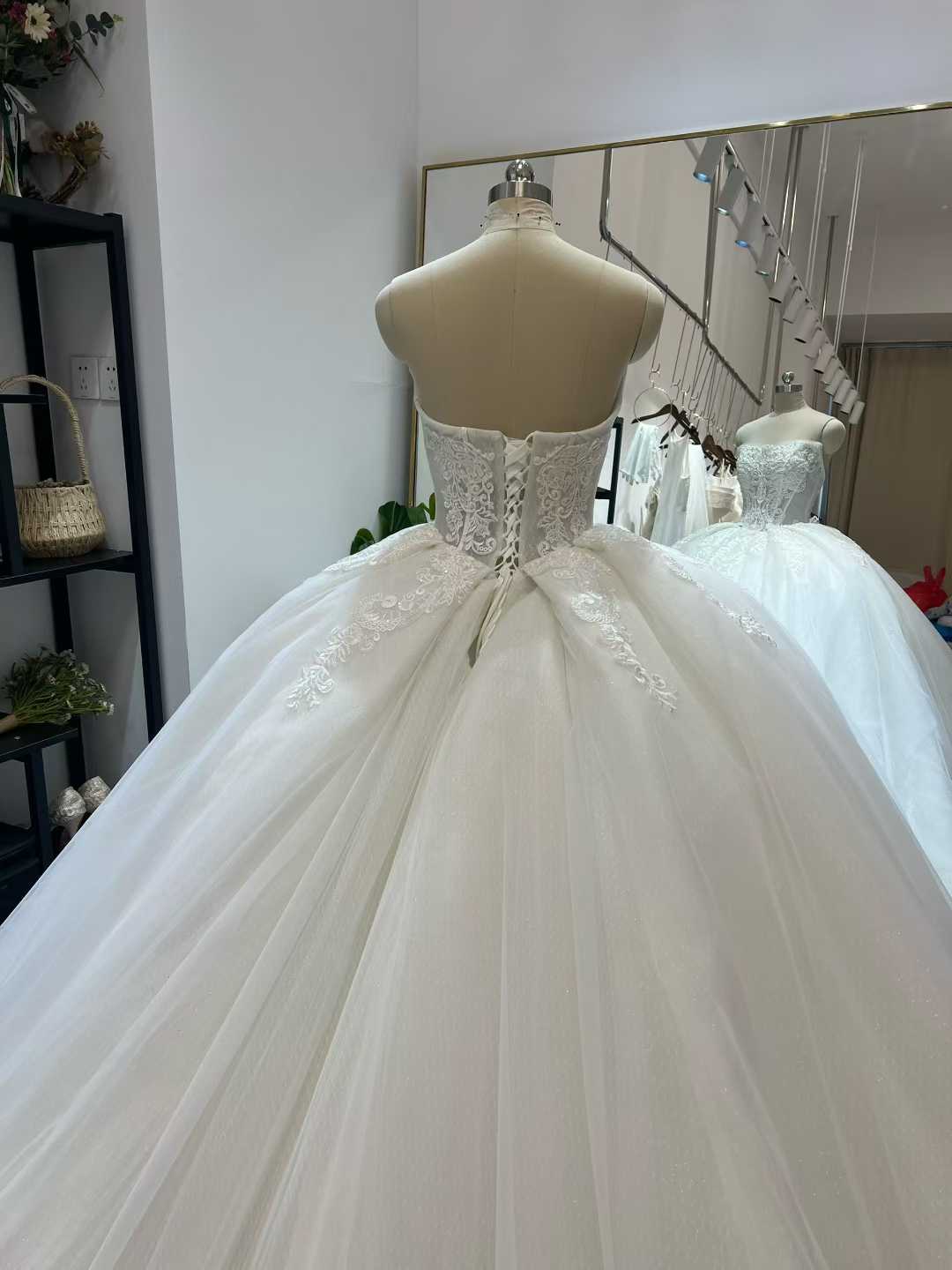 ウェディングドレス 韓国風ドレス ベアトップ 繊細レース パール ロングトレーン ボリュームドレス 結婚式
