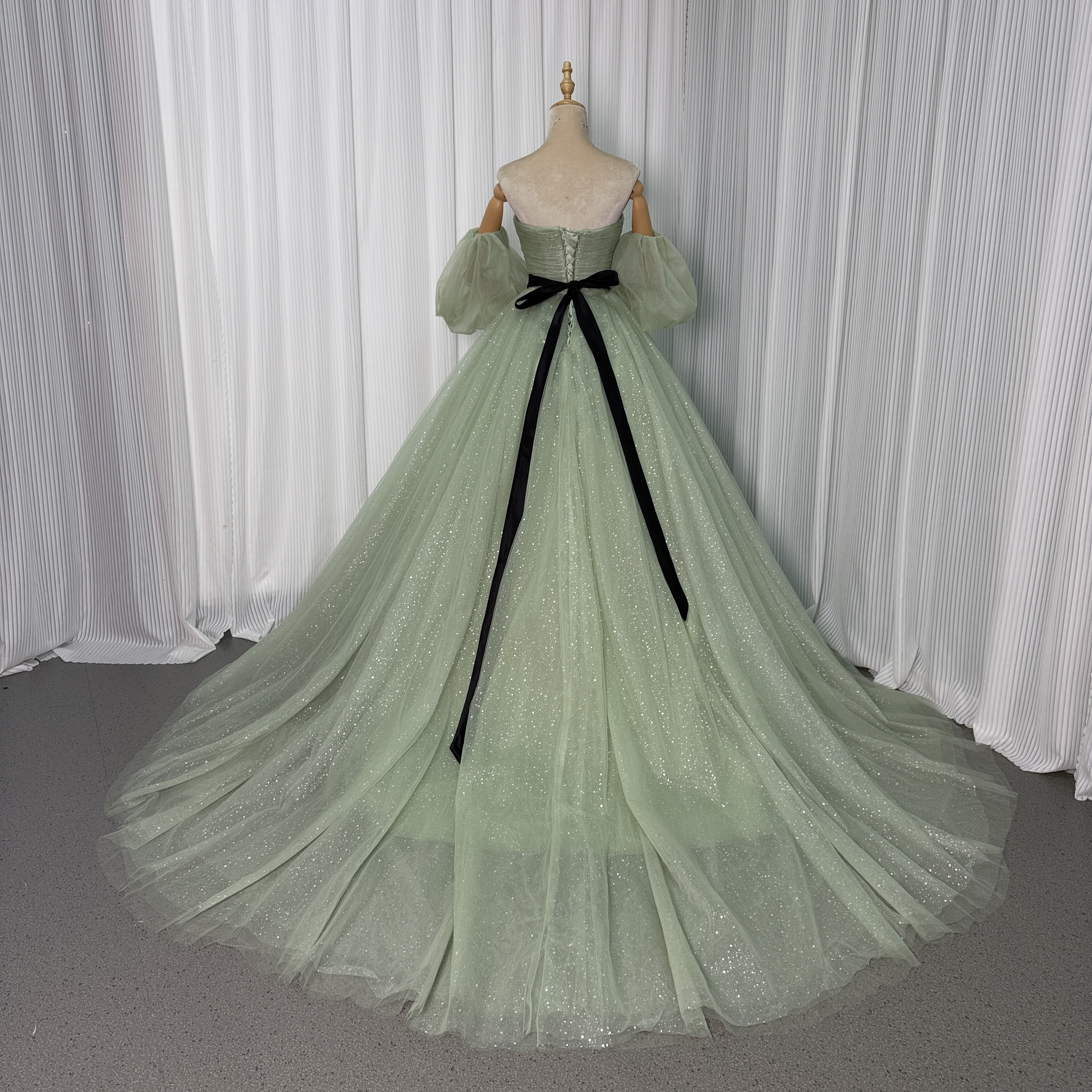 カラードレス ミントグリーン ベアトップ パフスリーブ サッシュベルト シークインチュール ロングトレーン 花嫁