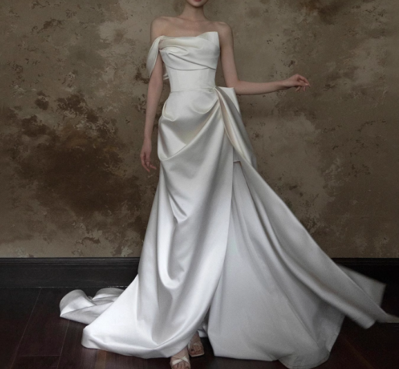 フランス風 ウエディングドレス 光沢サテン ワンショルダー 優雅なシルエット セクシー 拳式/前撮り