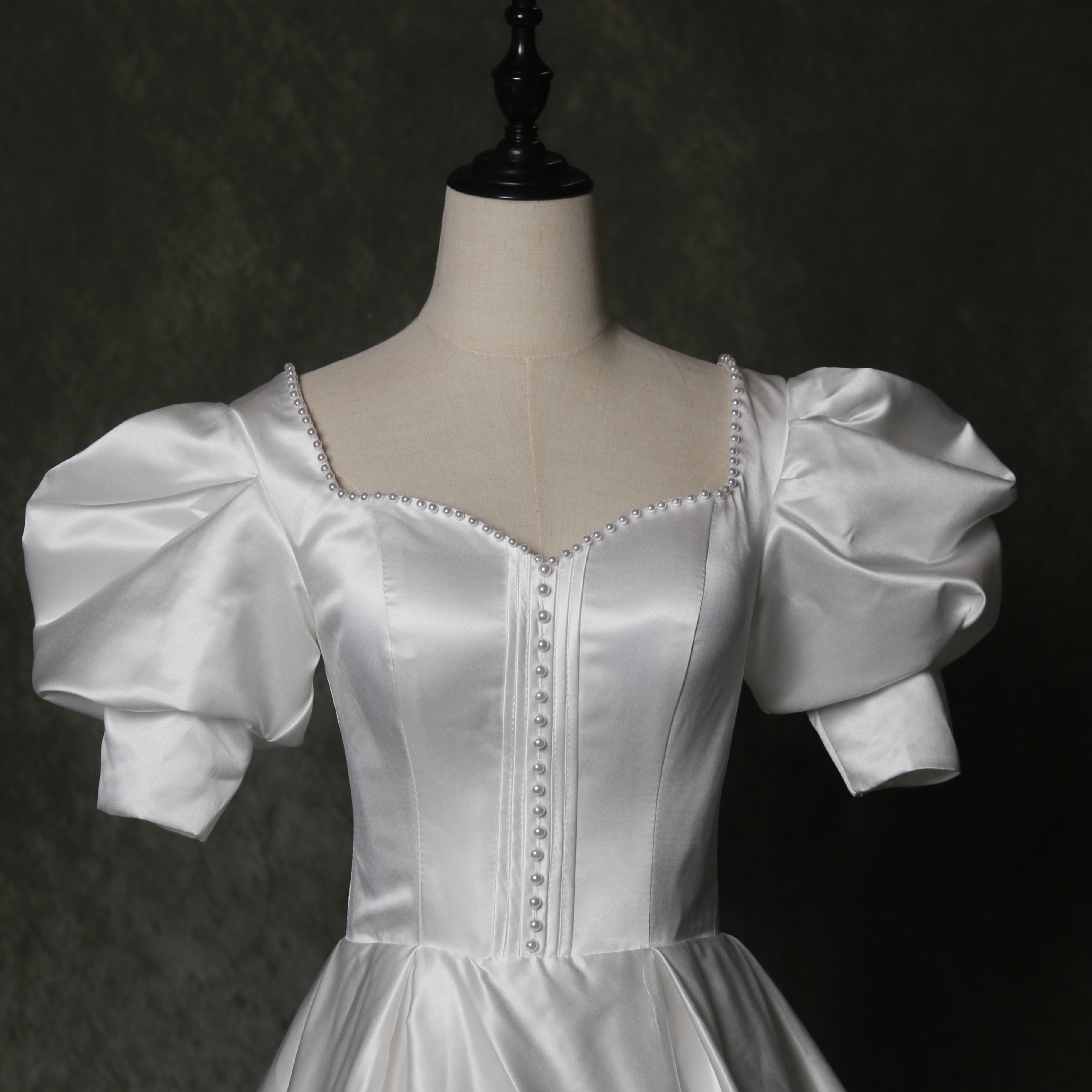 憧れのドレス ウエディングドレス オフホワイト パフスリーブ プリンセスライン 披露宴/挙式