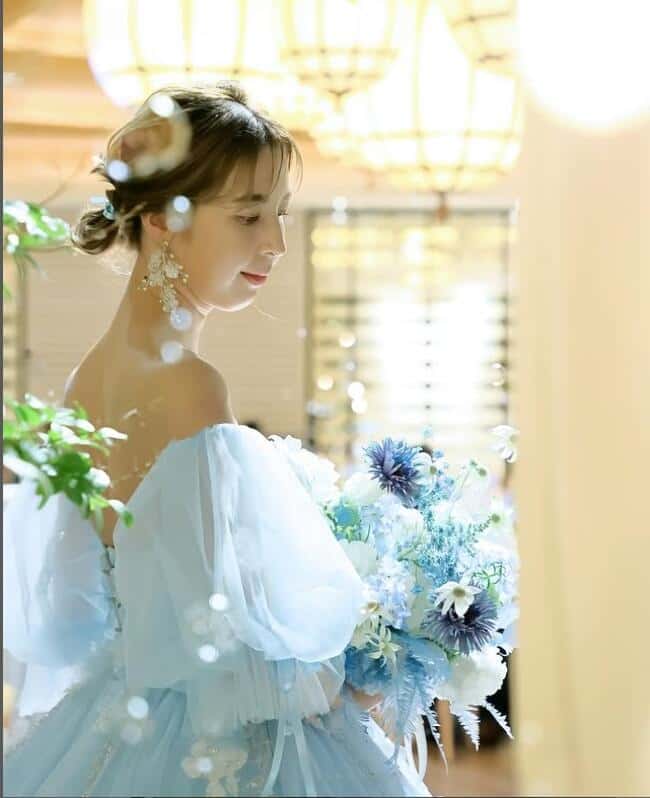 実例写真！美品！カラードレス 薄青 パフスリーブ 美しい花レース 憧れのドレス 揺らめく裾 拳式/前撮り