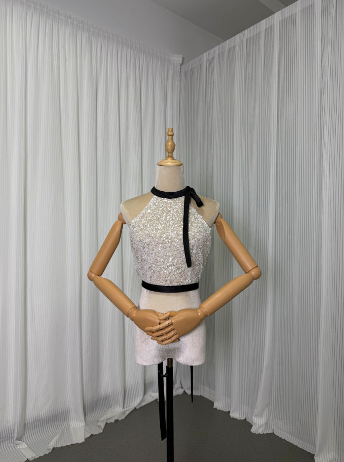 フェミニンなフレームレースの袖トップス アメスリ ホルターネック 3D立体レース刺繍 背中見せ 結婚式