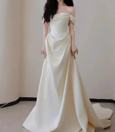 フランス風 ウエディングドレス オフショルダー 光沢サテン ラッフルフリル 優雅なシルエット 結婚式