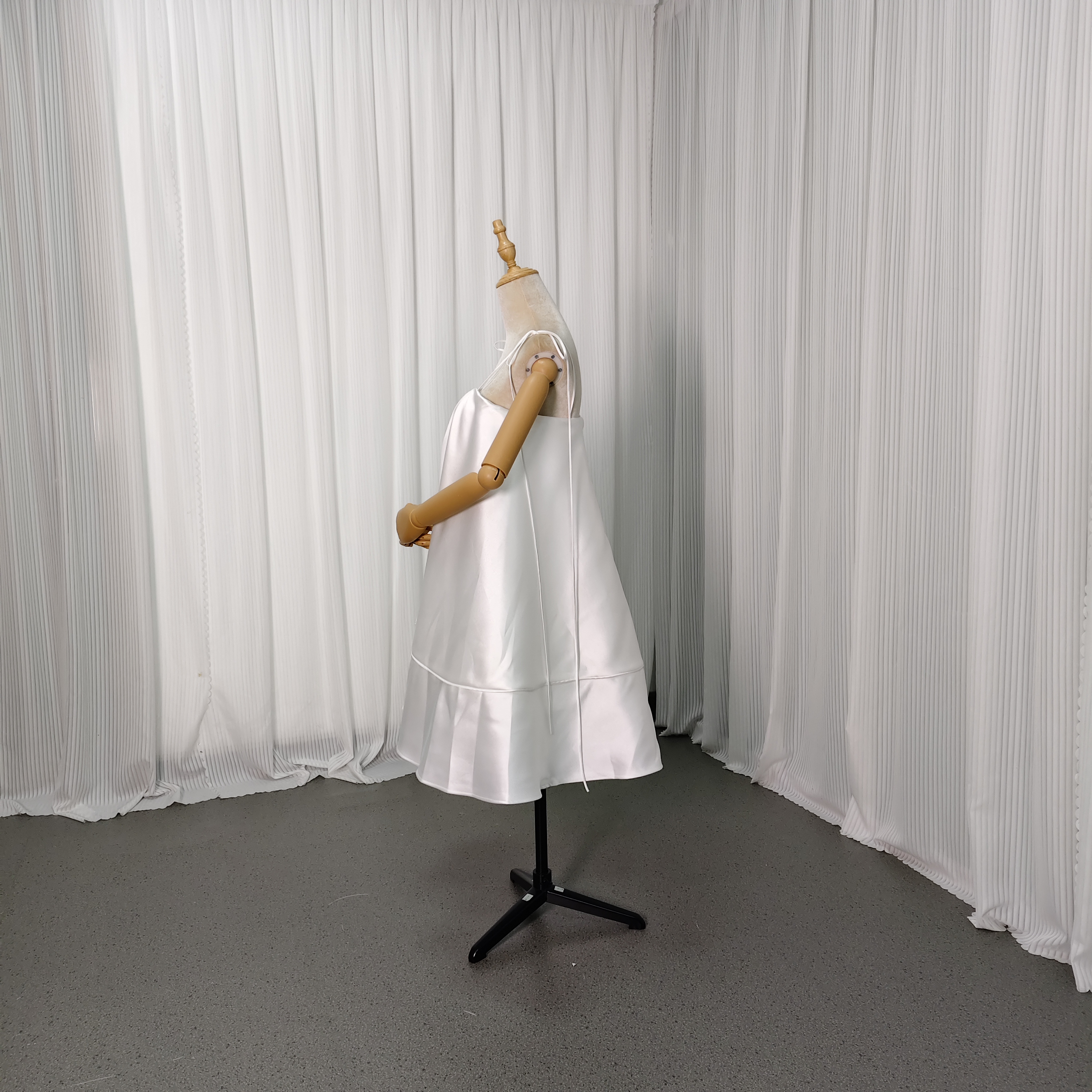 パーティードレス ミニワンピース ミカドサテン キャミソール オフホワイト ファスナー 揺らめく裾 前撮り