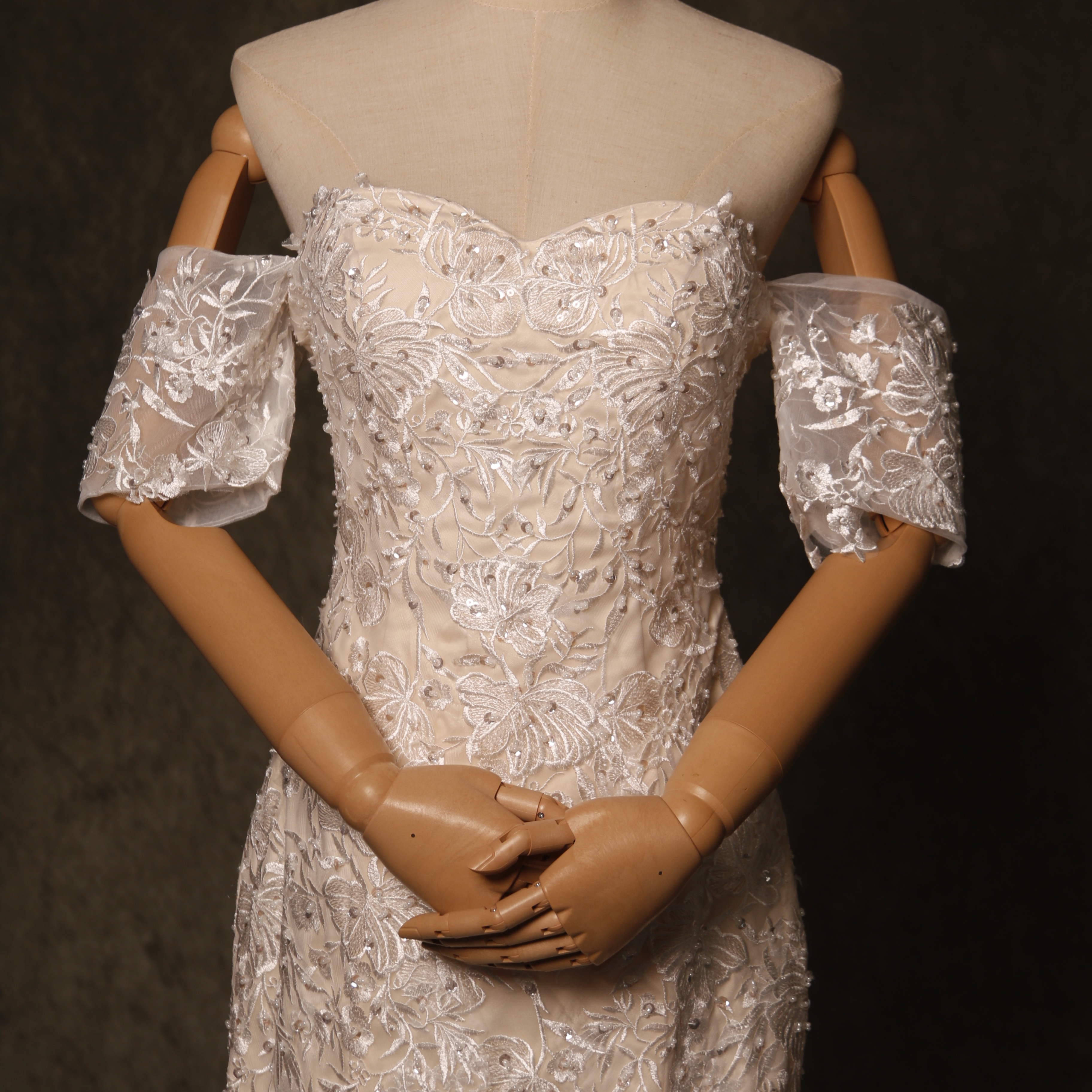 豪華！ウエディングドレス 繊細レース 背中見せ 美しい花レース 花嫁 結婚式 マーメイドライン オフホワイト