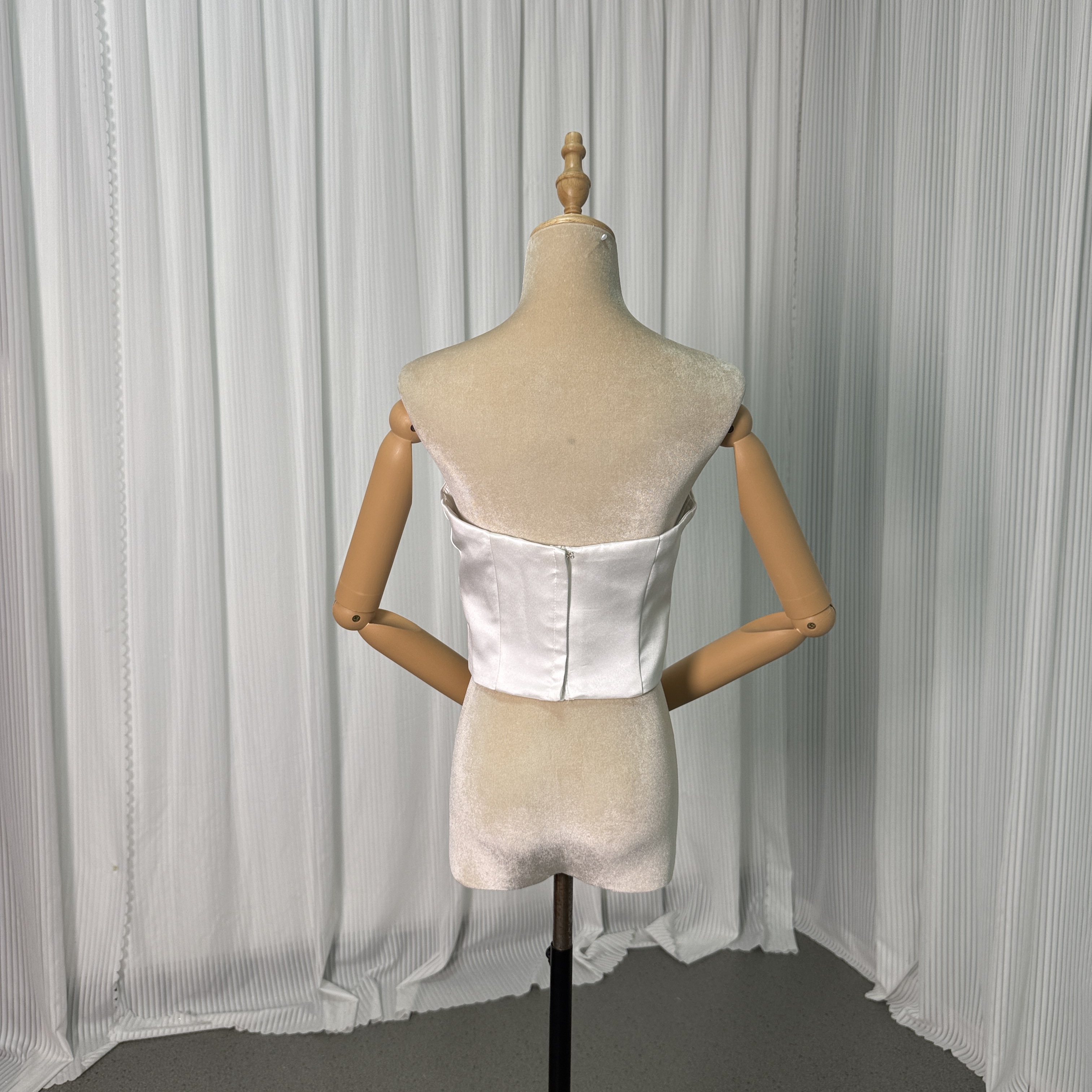 トップス ベアトップ 光沢サテン オフホワイト ファスナー 細見えシルエット 結婚式