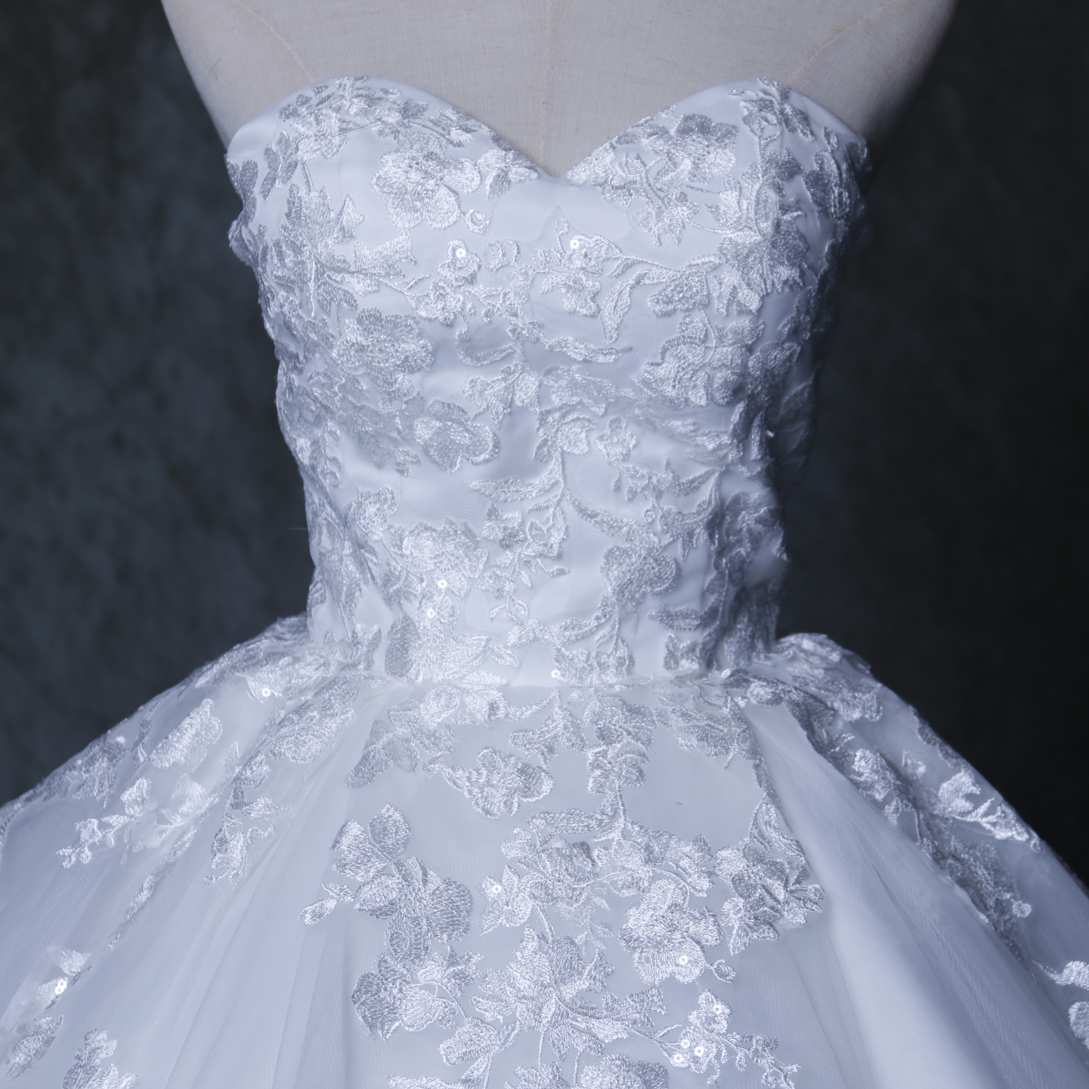 ウェディングドレス ベアトップ キラキラ光る刺繍 華やかなトレーン オーガンジー 編み上げ 披露宴/結婚式
