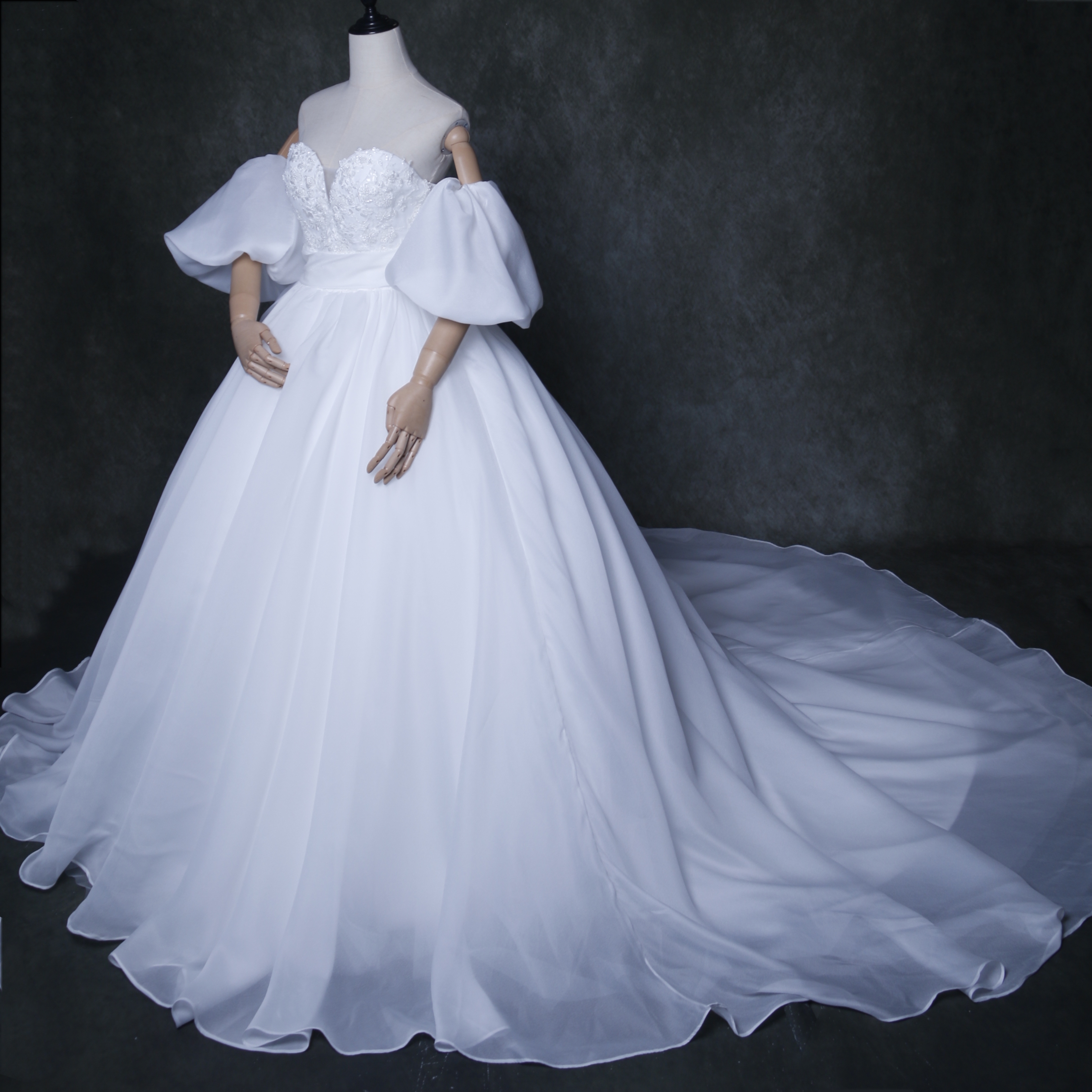 華やか ウェディングドレス オフホワイト 取り外し袖 3D立体レース刺繍 ロングトレーン 結婚式