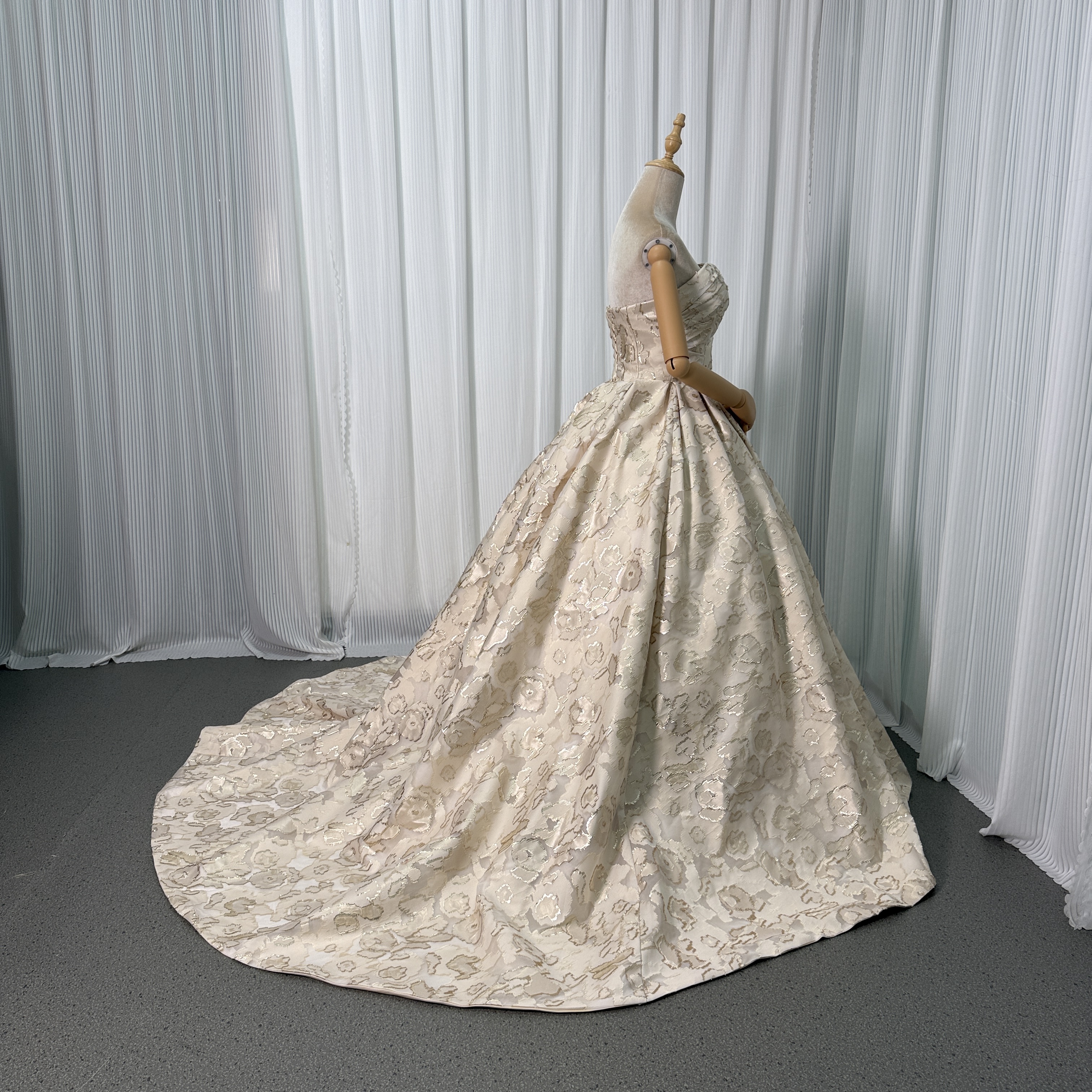 カラードレス シャンパン色 ジャガード生地 ベアトップ プリンセスライン 編み上げ 披露宴