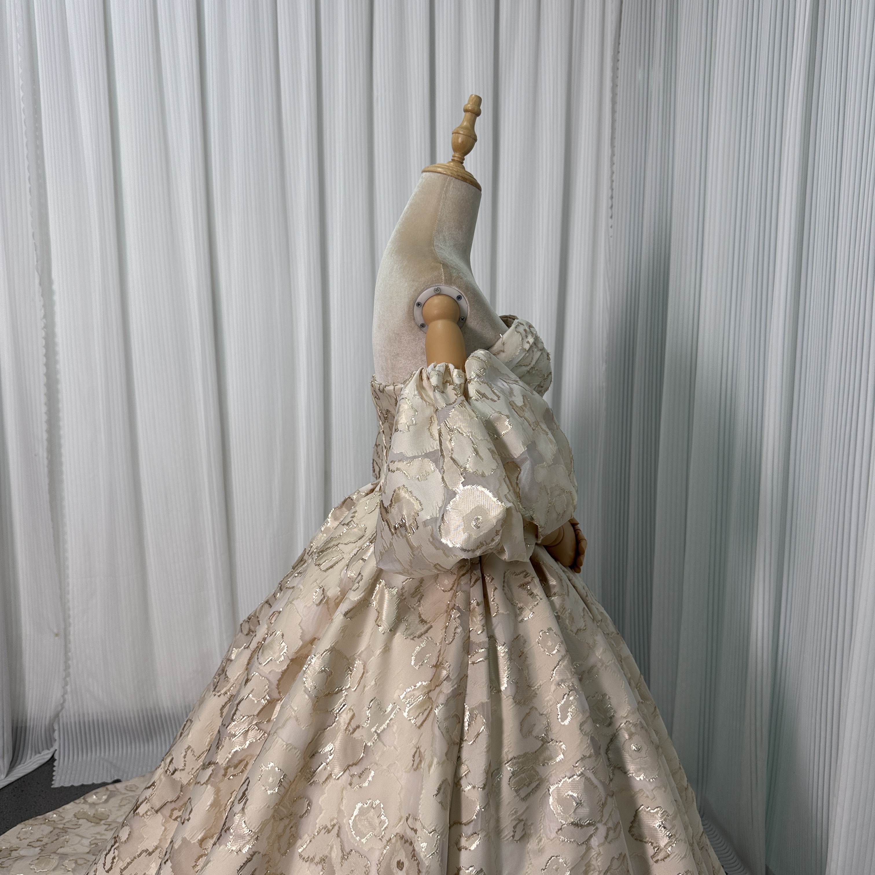 カラードレス シャンパン色 ジャガード生地 ベアトップ パフスリーブ プリンセスライン 編み上げ 披露宴