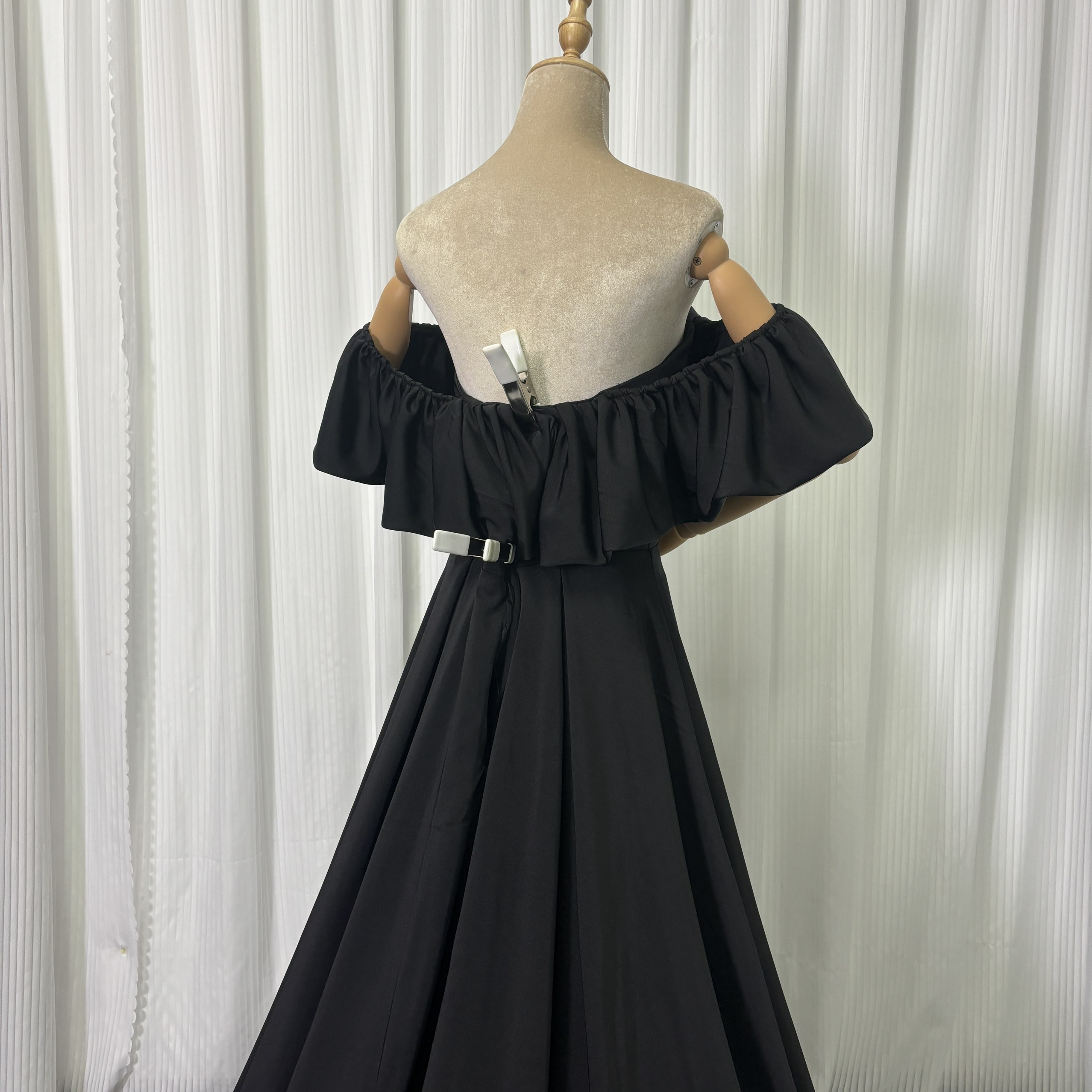 実例写真！パーティードレス ブラック オフショルダー ロングトレーン 高級イタリアサテン 花嫁 前撮り