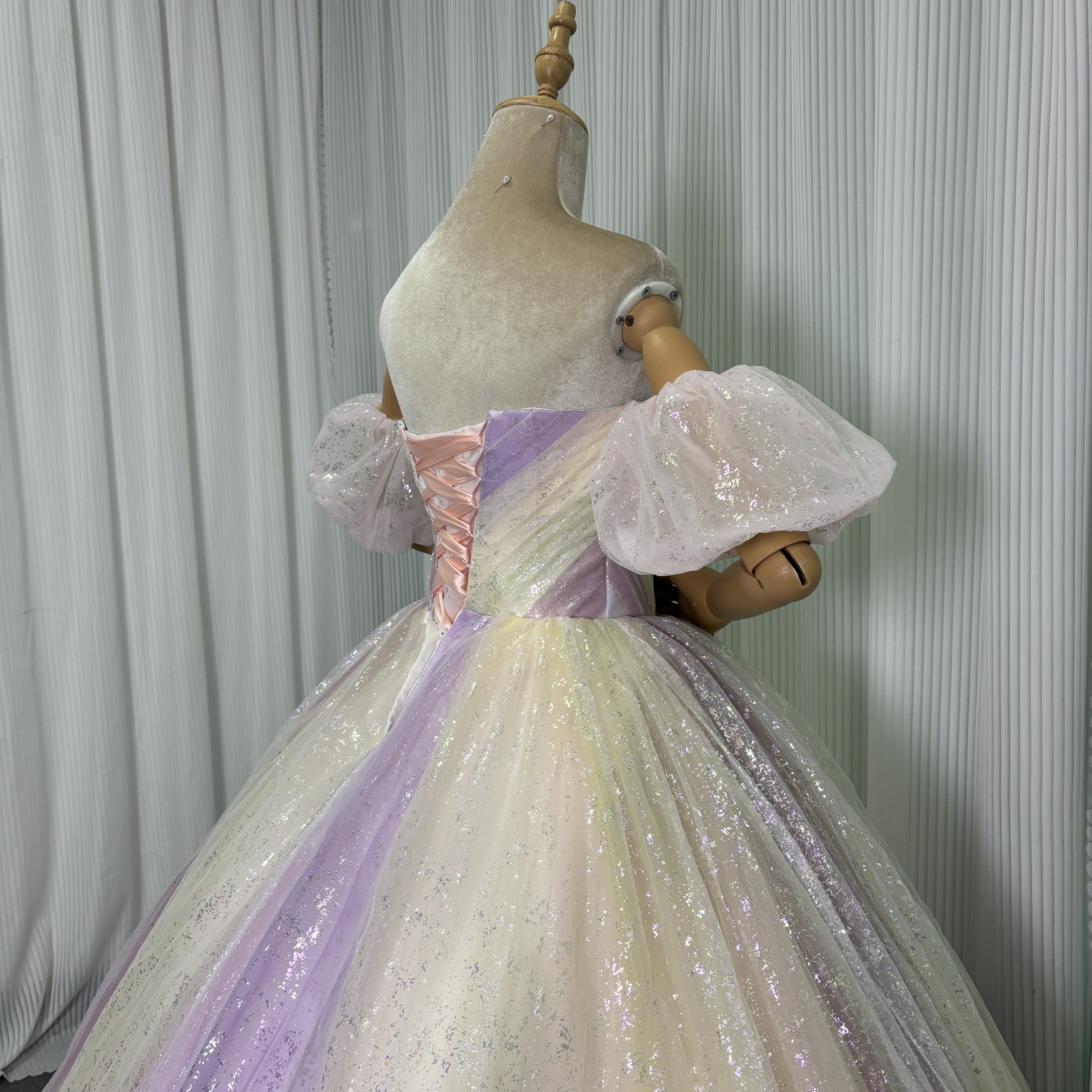 美品！カラードレス レインボー ベアトップ パフスリーブ シークインチュール プリンセスライン ミニトレーン 披露宴