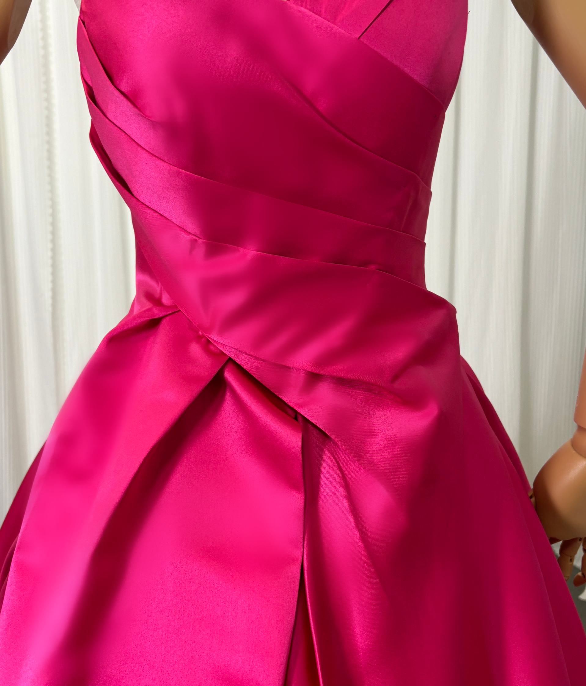 カラードレス ビビッドピンク ベアトップ 光沢サテン ロング Aライン くるみボタン 発表会