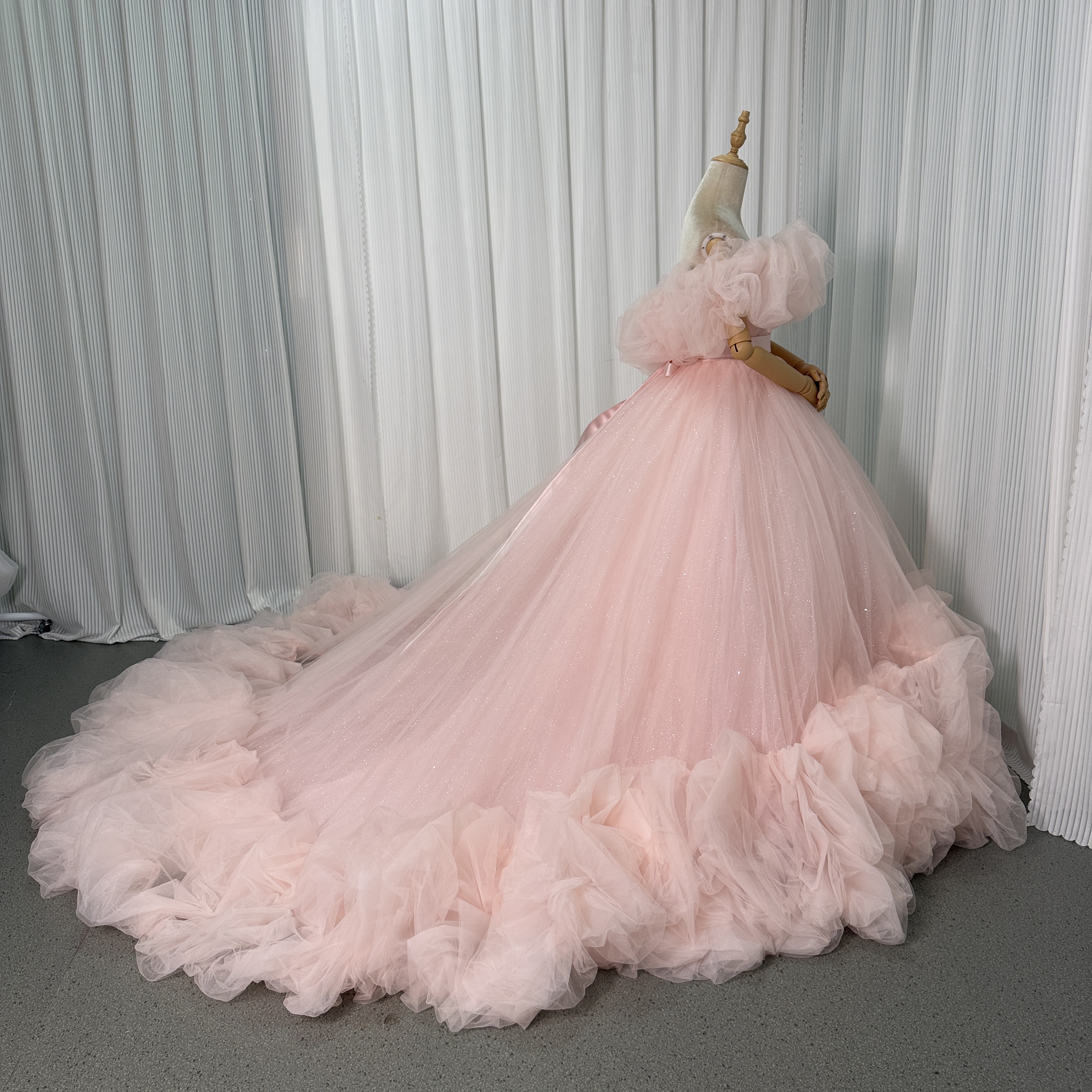 美品！カラードレス 薄ピンク オフショルダー 華やかなトレーン プリンセスライン キラキラチュール 前撮り