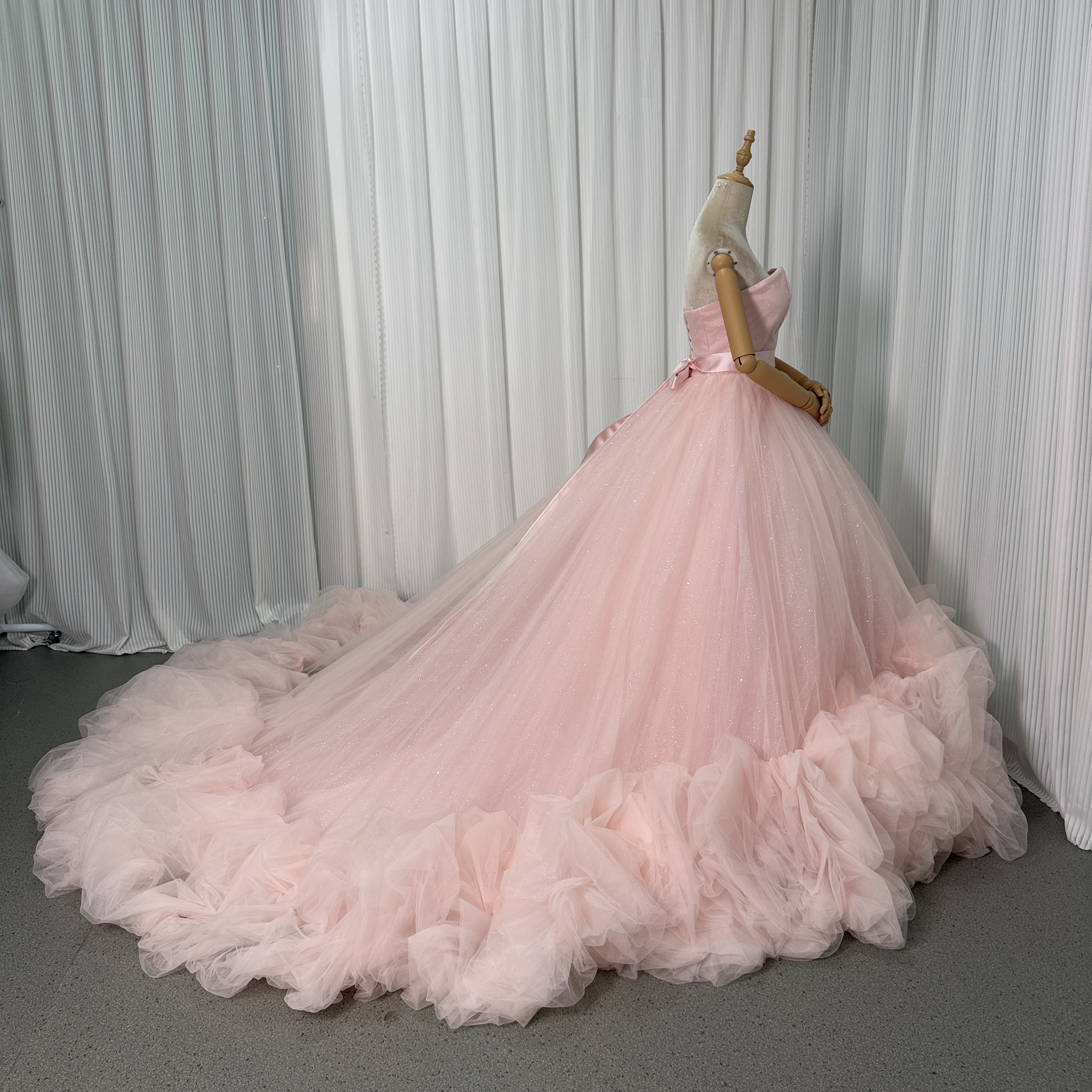 美品！カラードレス 薄ピンク ベアトップ 華やかなトレーン プリンセスライン キラキラチュール 前撮り
