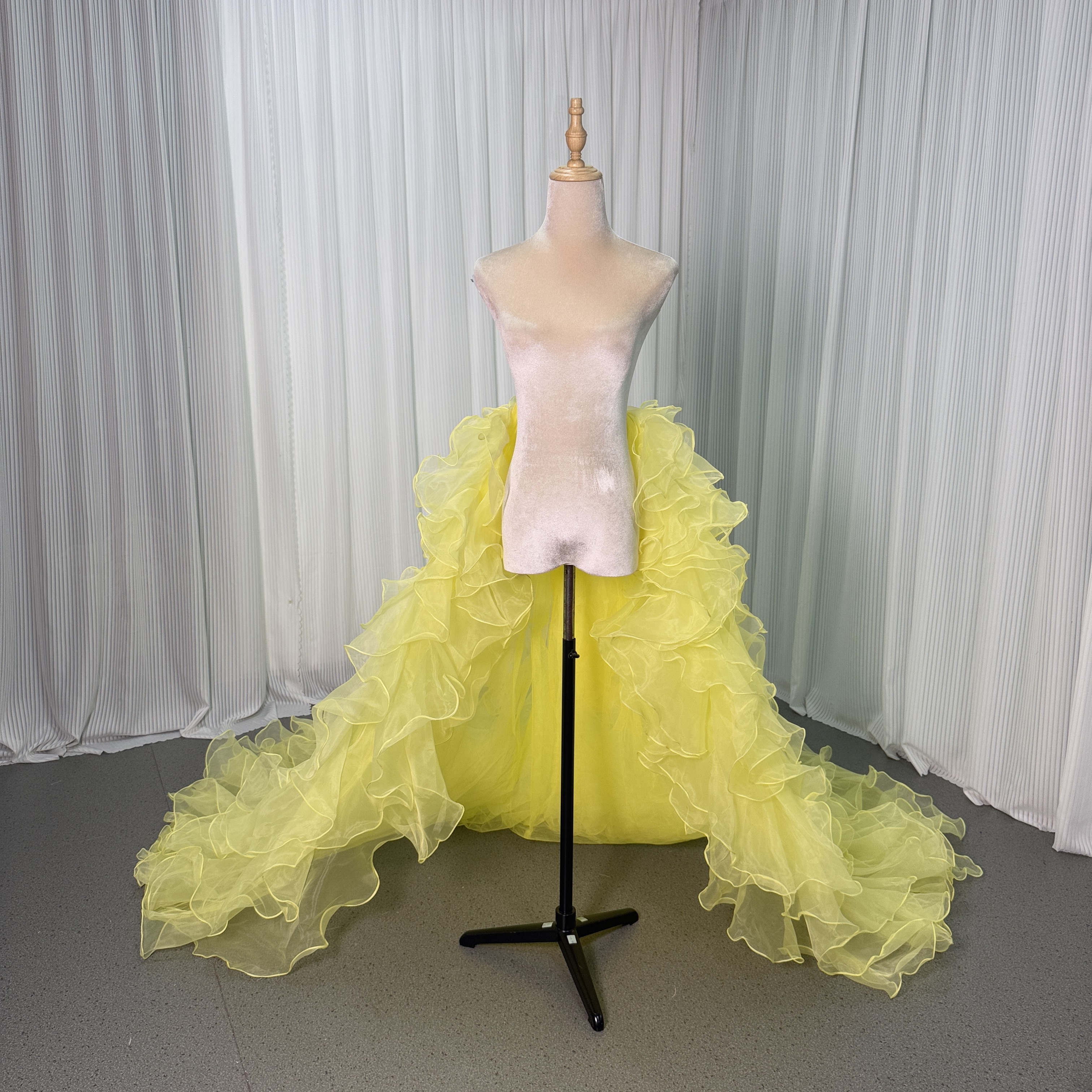 華やかなトレーン イエロー ラッフルフリル ソフトチュール 前撮り 抜群のおしゃれ見え