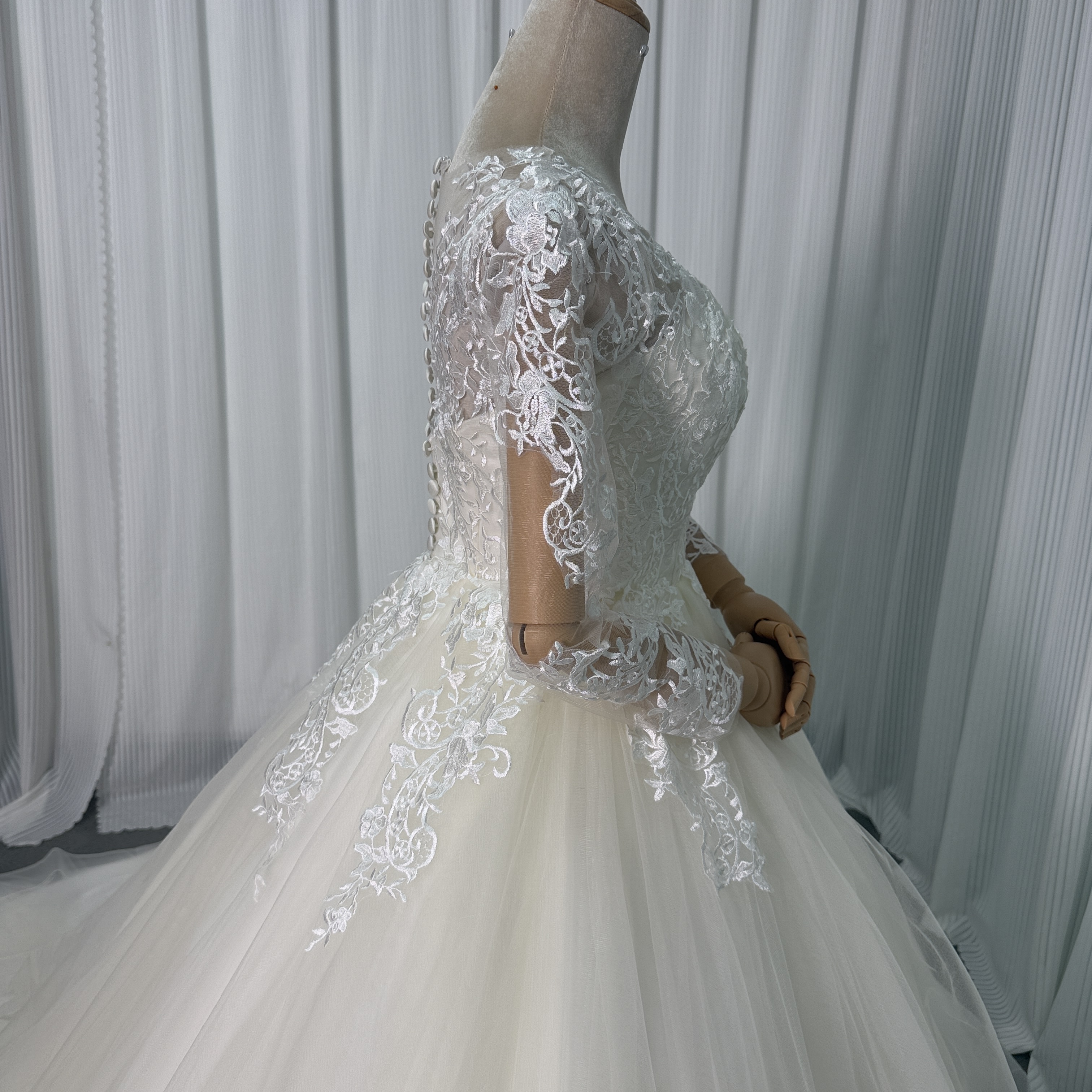フランス風 ウェディングドレス アイボリー 流れる透け花レース シースルー袖 プリンセスライン くるみボタン 結婚式