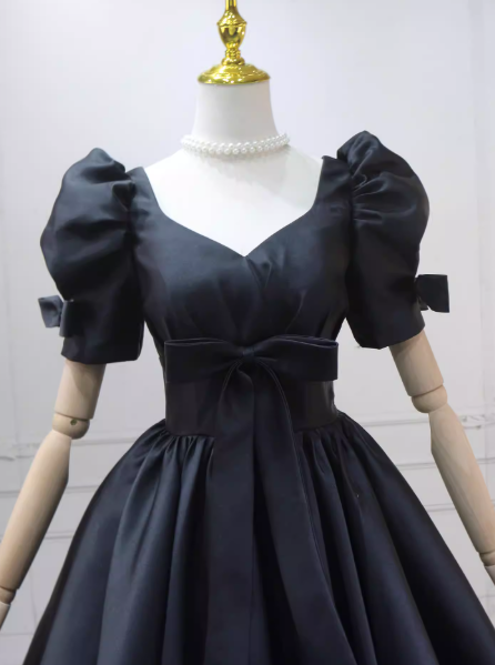 パーティードレス ブラック パフスリーブ リボン 細見えシルエット 光沢サテン 編み上げ ロング 披露宴