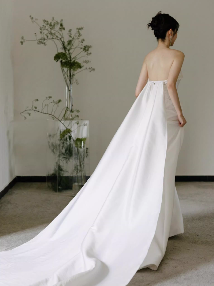 ウェディングドレス ベアトップ ハンドドレープ 優雅なシルエット ロングトレーン 大人っぽい 結婚式