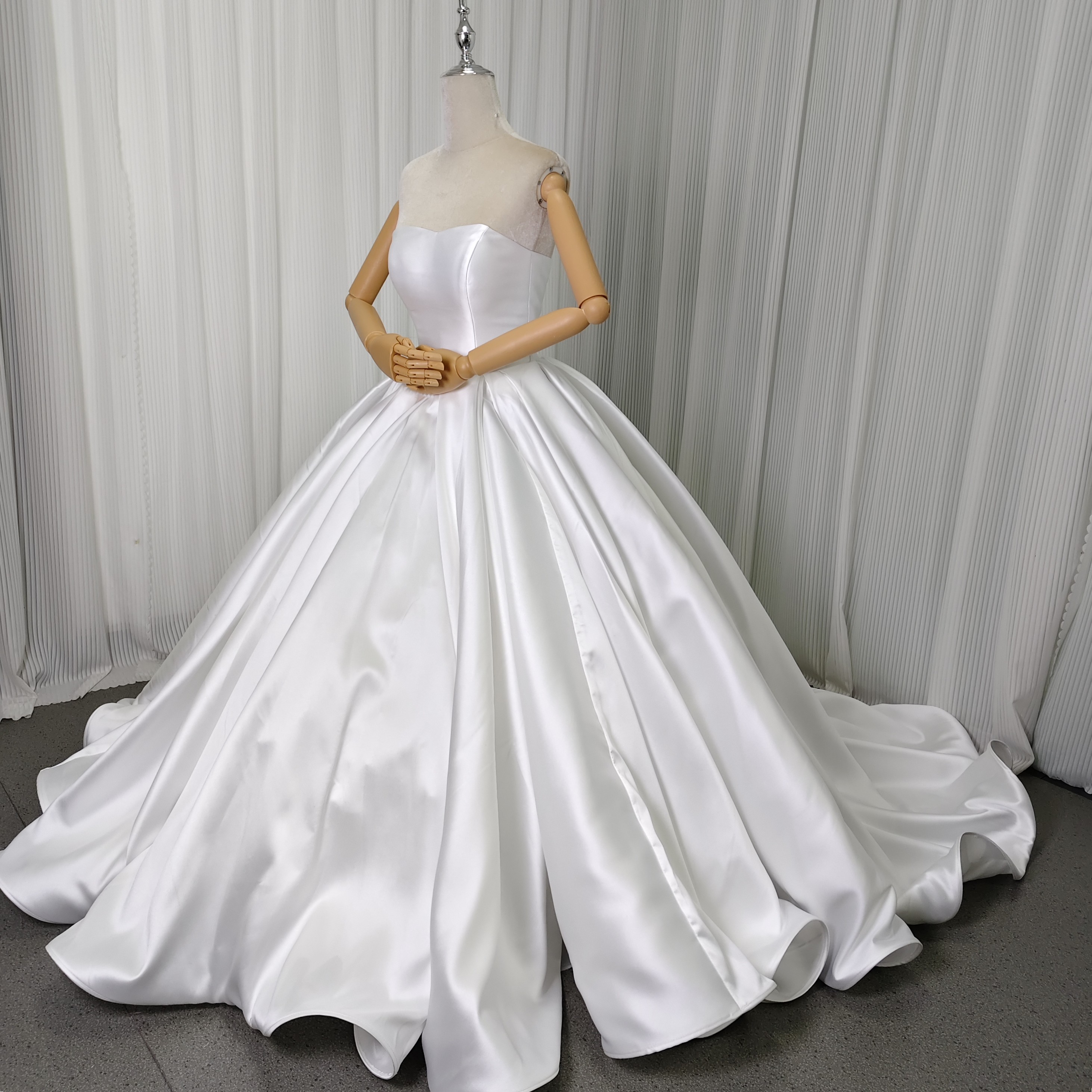 ウェディングドレス ベアトップ ミカドサテン ラッフルフリル 豪華なバックリボン 編み上げ 結婚式