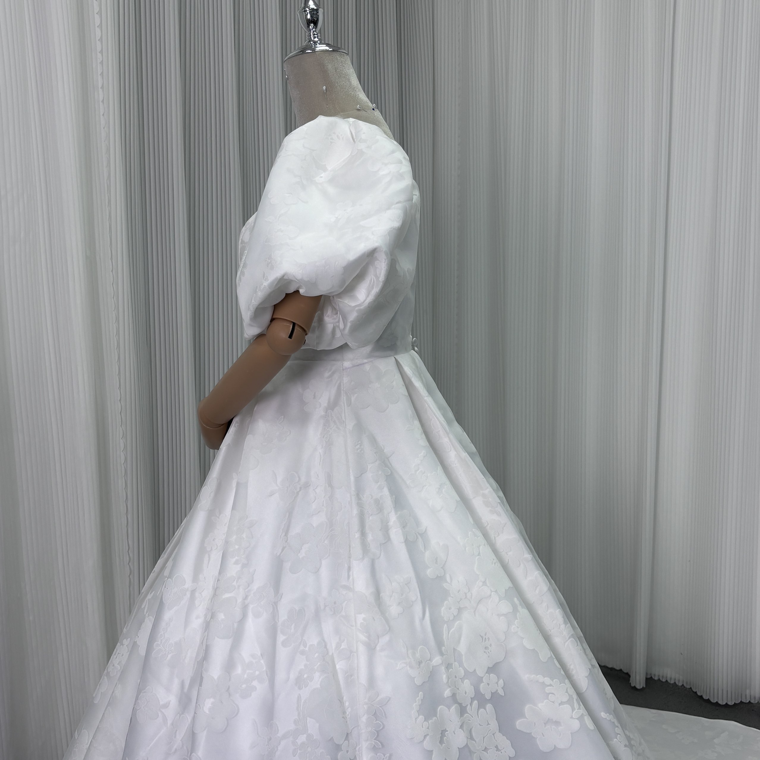 ウェディングドレス ジャカード生地 Vネック パフスリーブ 背中見せ ロングトレーン くるみボタン 結婚式