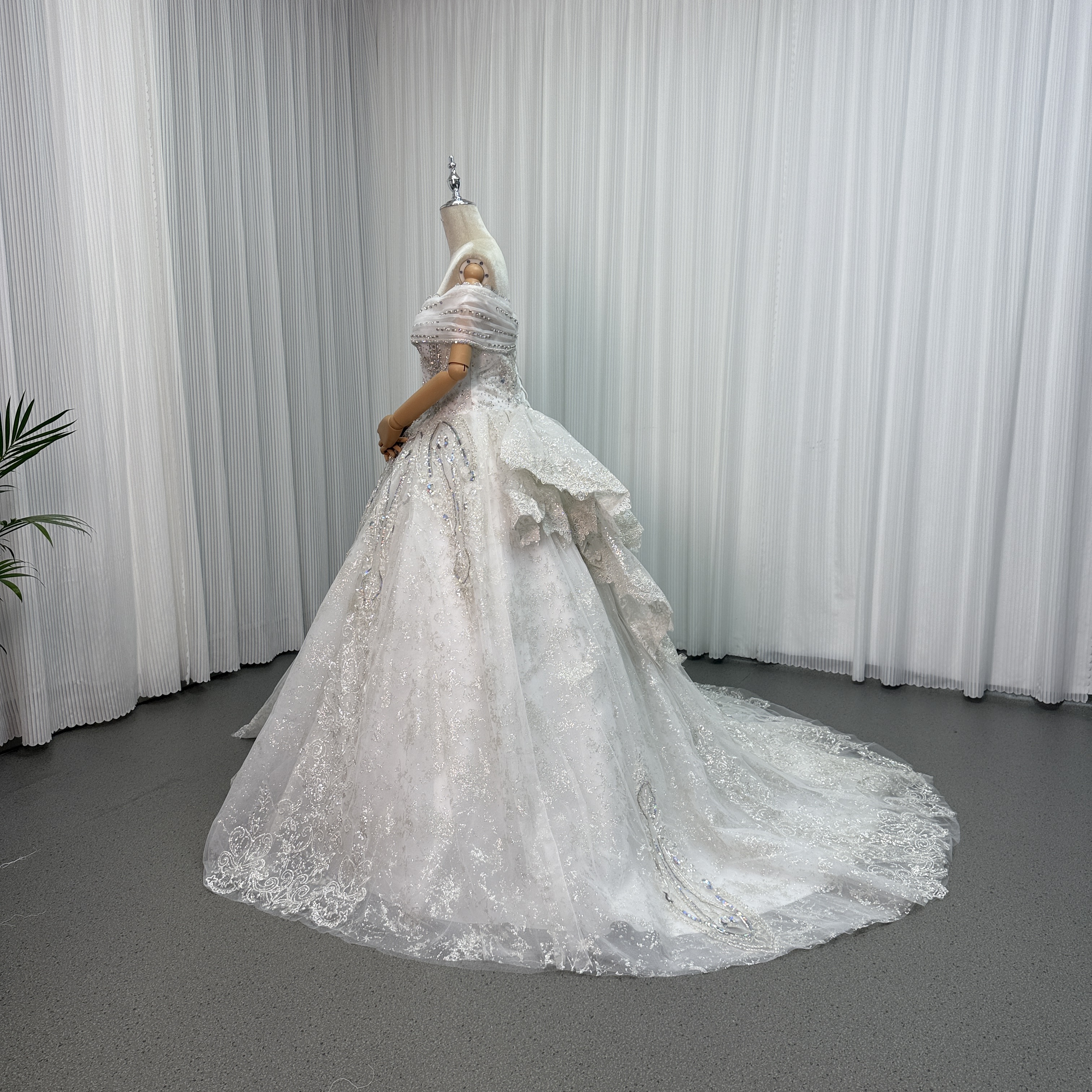 ウエディングドレス オフショルダー キラキラスパンコール キラキラ光る刺繍 プリンセスライン 編み上げ 結婚式