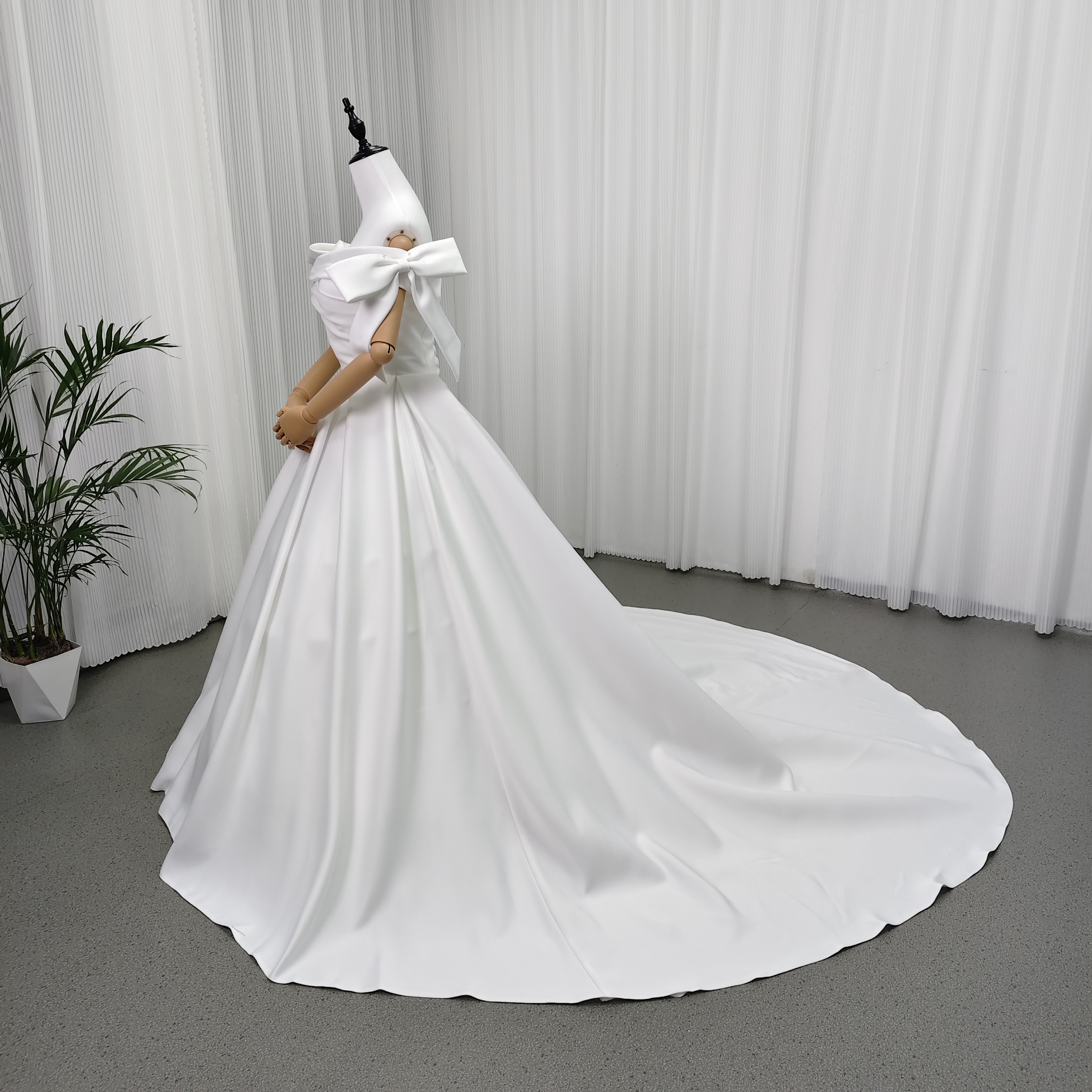 ウエディングドレス オフショルダー 取り外しリボン ロイヤルサテン ロングトレーン 編み上げ エレガント 結婚式