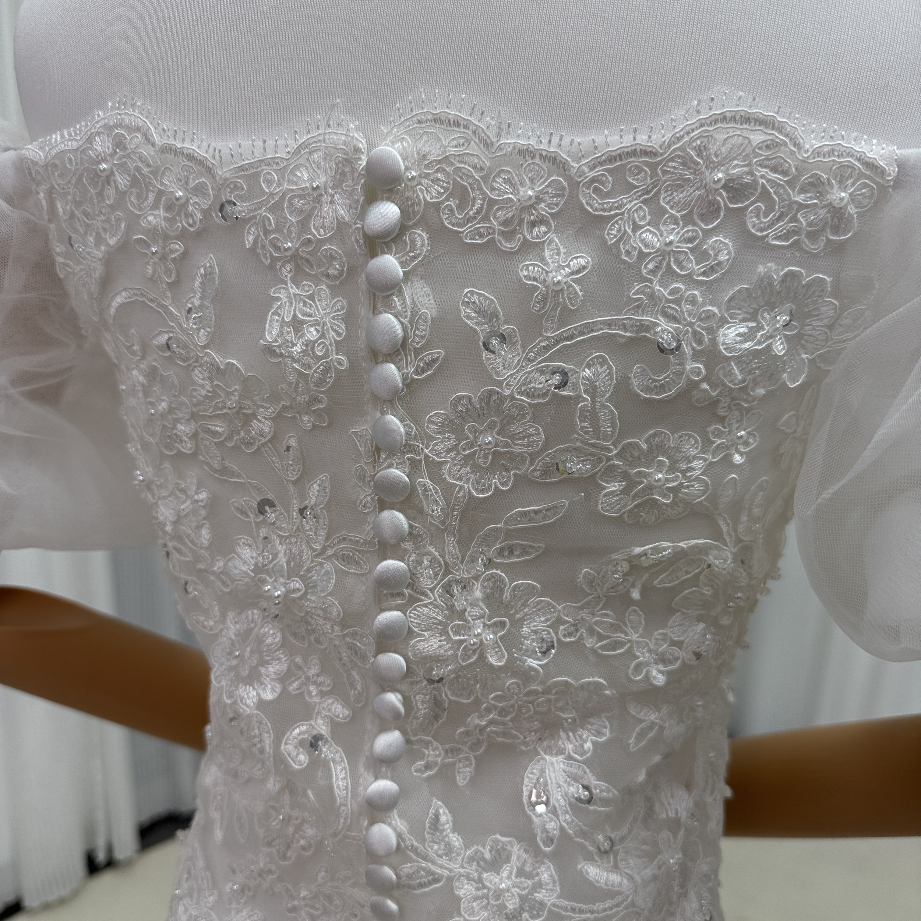 ボレロ オフショルダー パフスリーブ 上品花レース キラキラスパンコール くるみボタン 結婚式