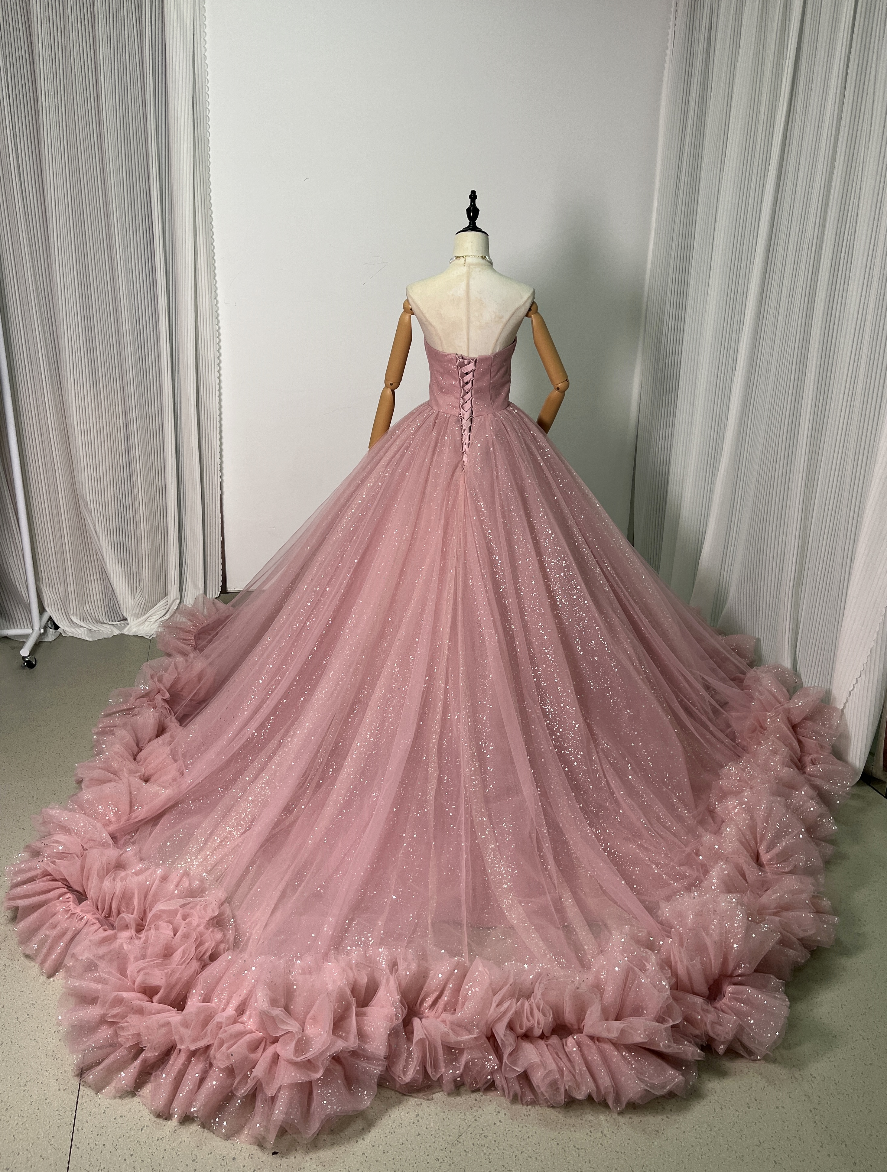 憧れのドレス ピンク カラードレス キラキラチュール ベアトップ ラッフルフリル 編み上げ 花嫁/前撮り