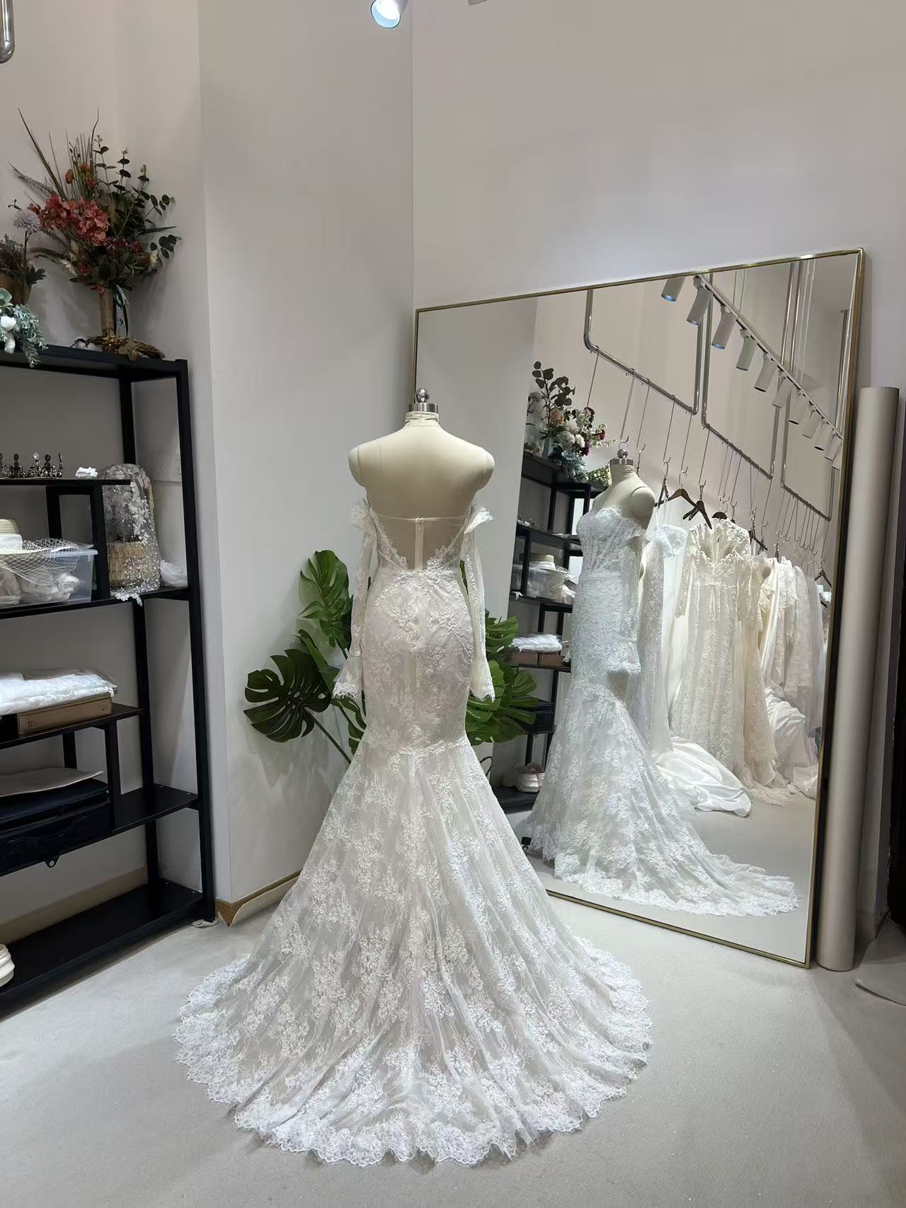 上品！ウエディングドレス ベアトップ マーメイドライン 贅沢な総レース 背中見せ 結婚式
