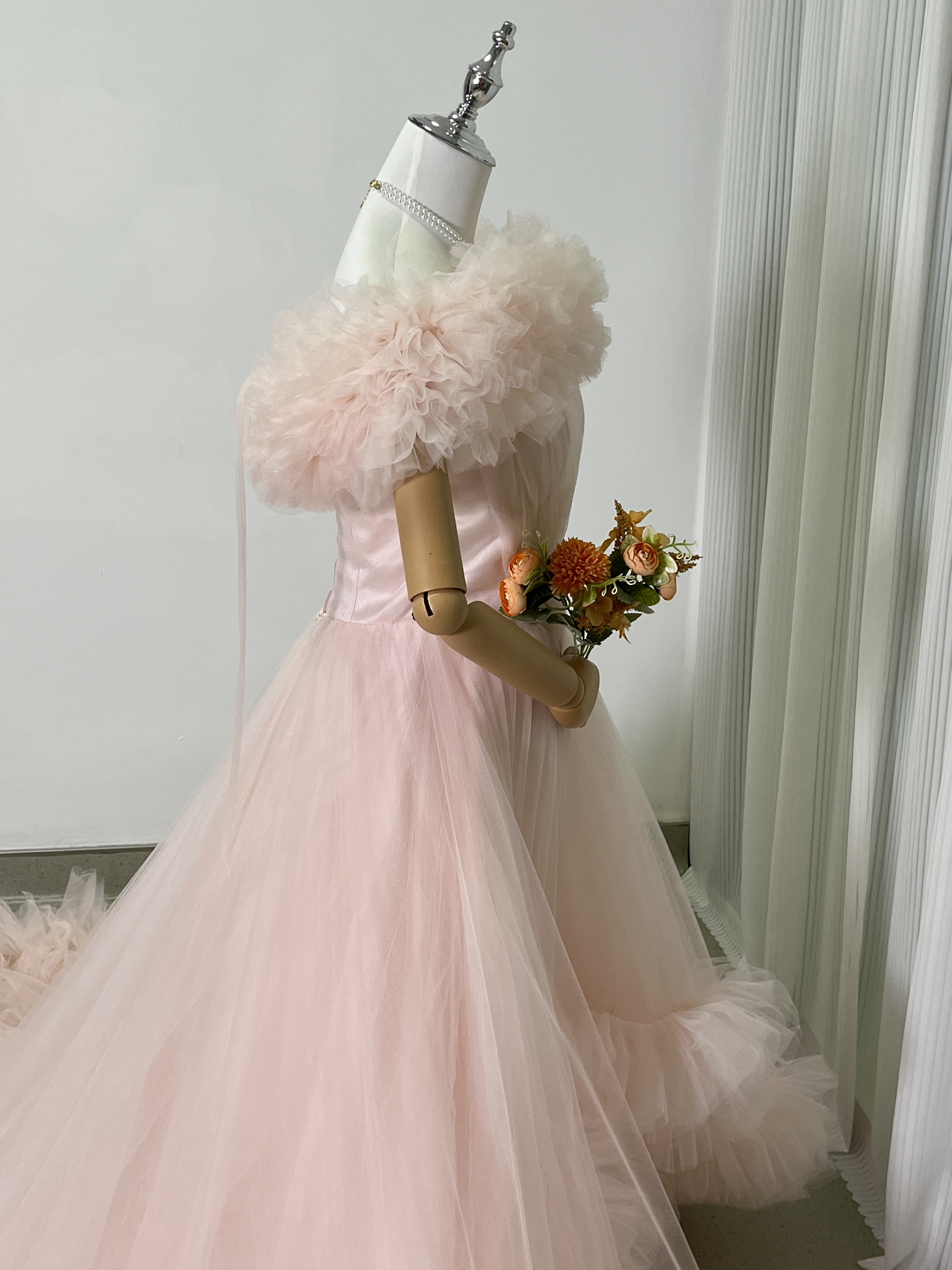 豪華！カラードレス 薄ピンク ラッフルフリル オフショルダー チュールスカート 編み上げ 前撮り