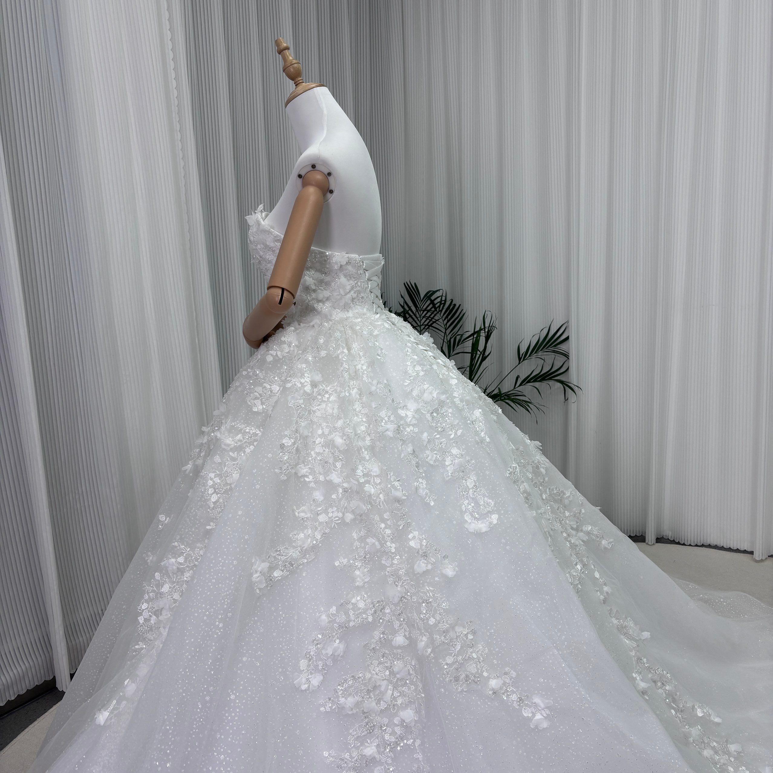 ウエディングドレス ベアトップ 美しい花レース シークインチュール プリンセスライン 編み上げ 結婚式