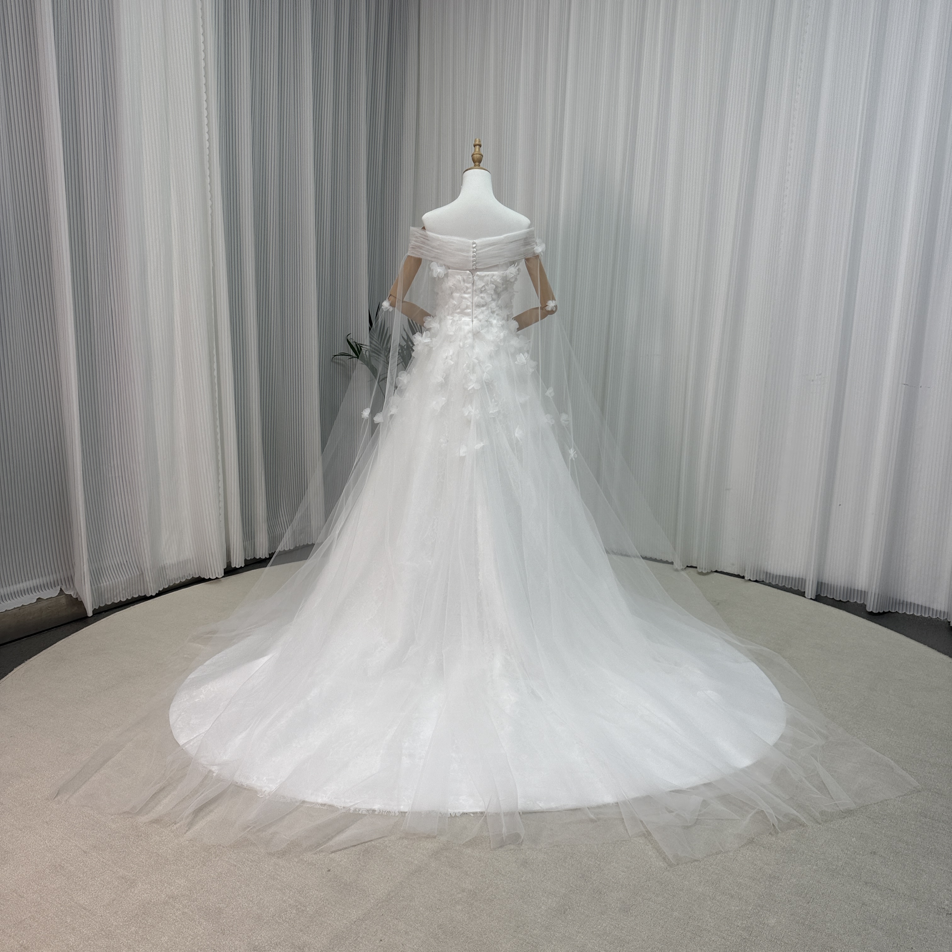フランス風 ウエディングドレス オフショルダー 3D立体花レース刺繍 優雅なシルエット トレンド人気 結婚式