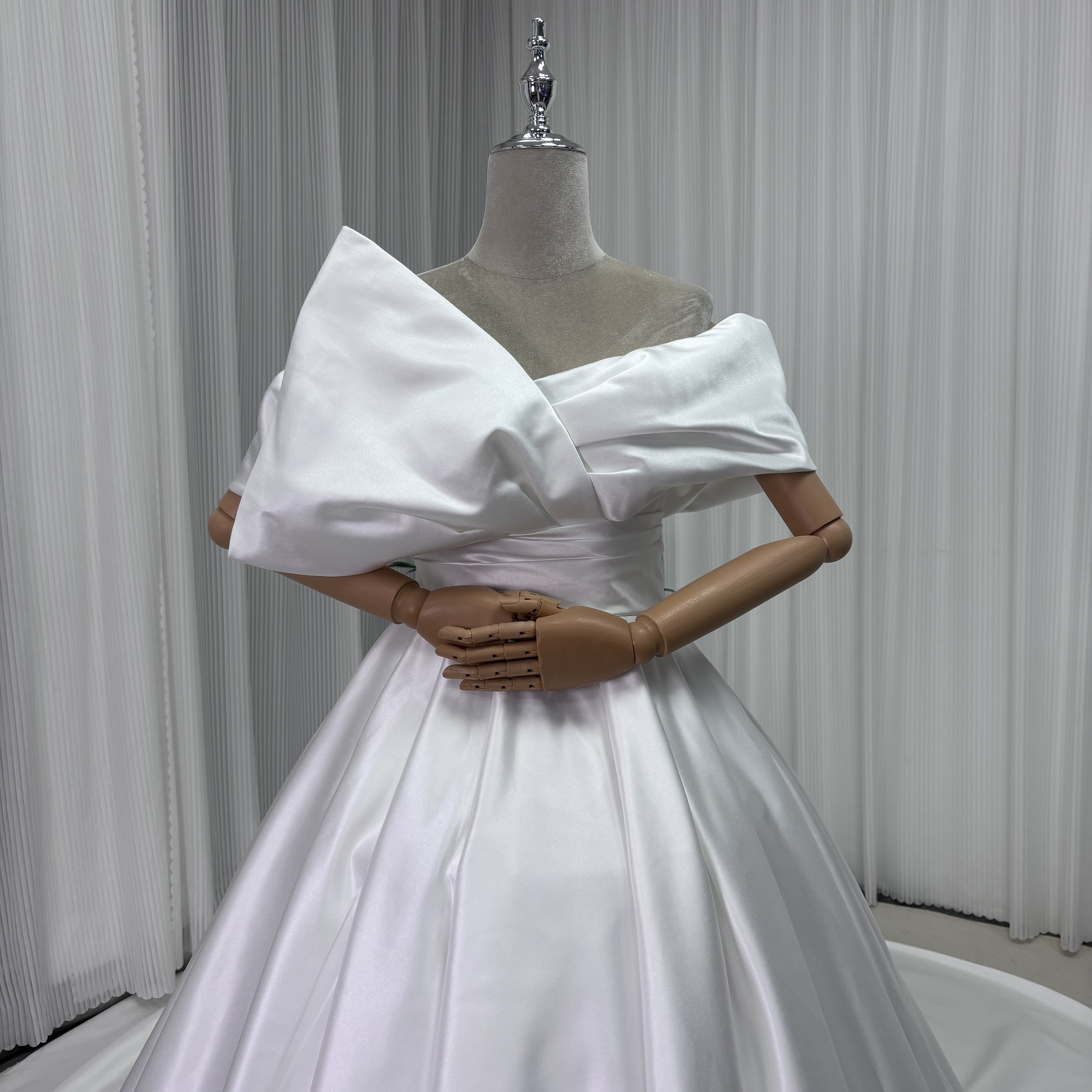 ウエディングドレス オフショルダー ロイヤルサテン 優雅なシルエット ロングトレーン 結婚式