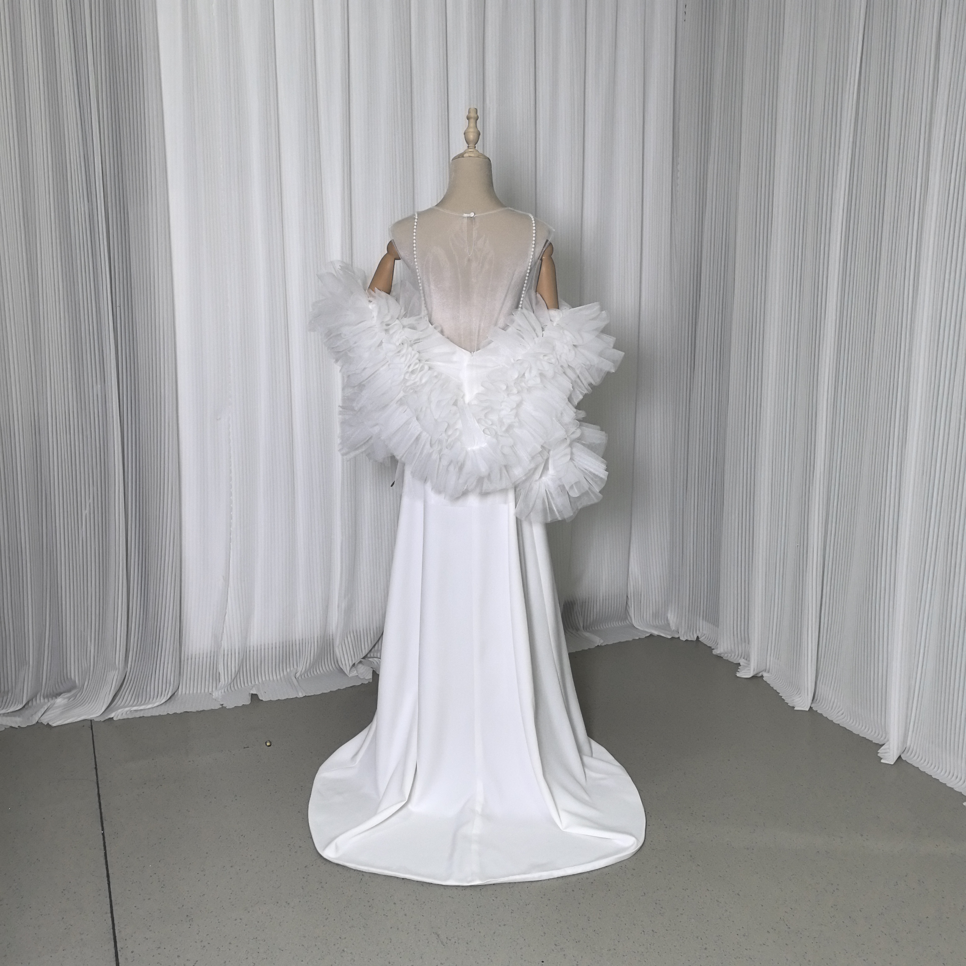 人気上昇！2ways ウエディングドレス+トップス フリル袖 パール スレンダーライン ソフトチュール 背中見せ 前撮り