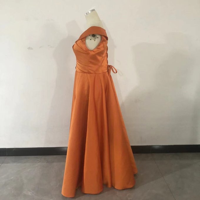 実例写真！パーティードレス オレンジ オフショルダー 光沢サテン ロング 編み上げ 演奏会/音楽会