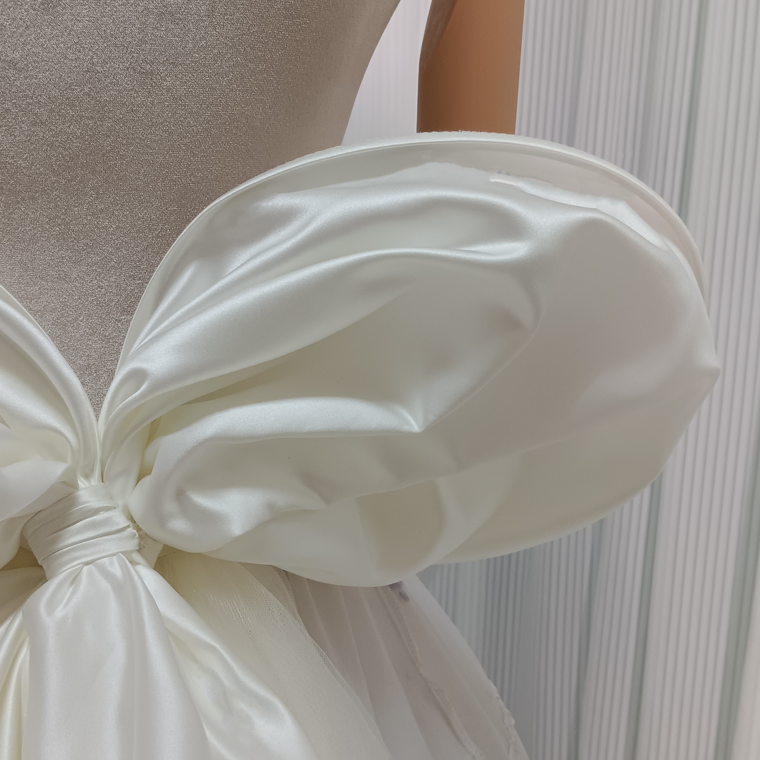 ふっくら柔らかなバックリボン アイボリー 绮丽な デザイン感 披露宴/結婚式