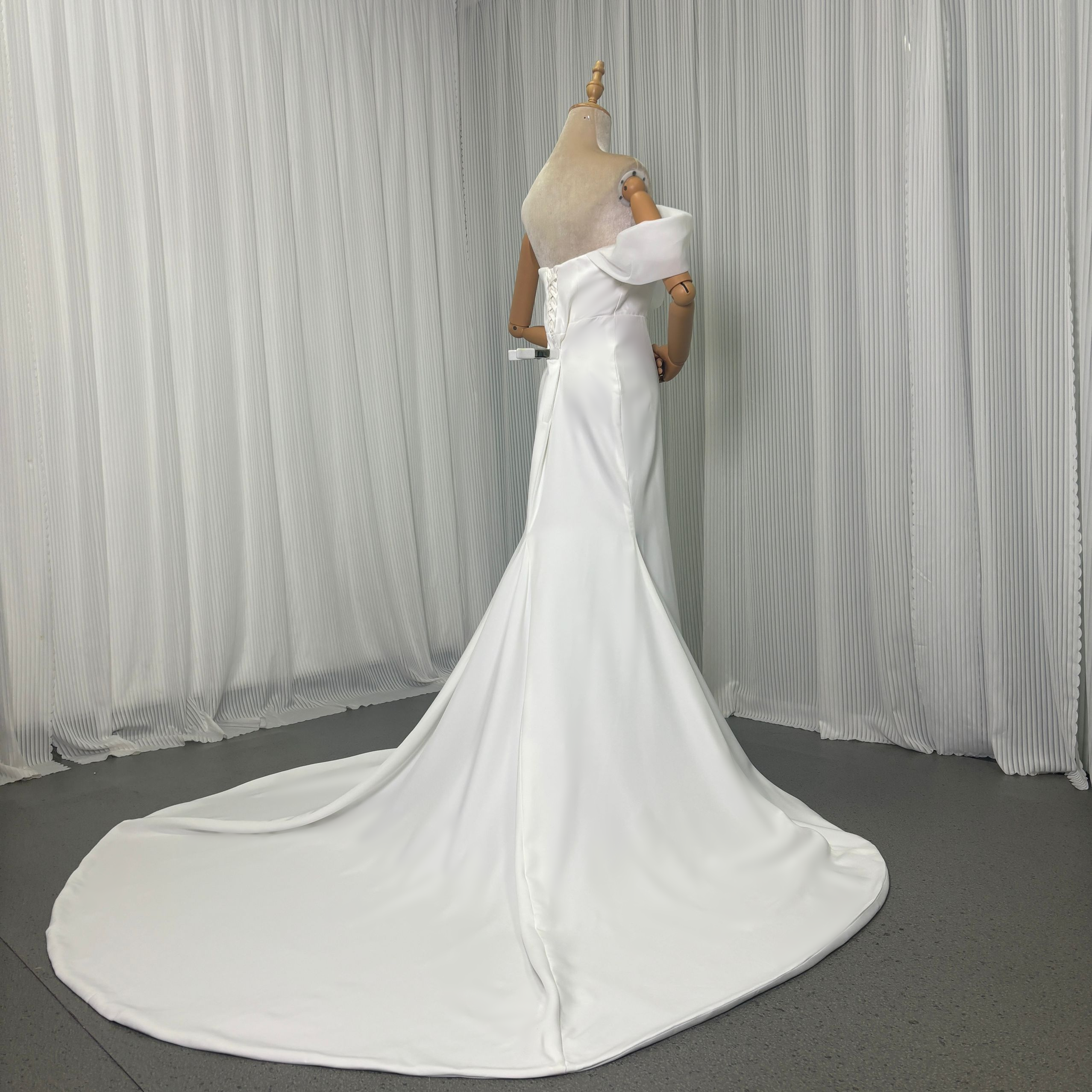 ウェディングドレス ワンショルダー オーガンジー デザイン感 クレープ生地 優雅なシルエット 披露宴