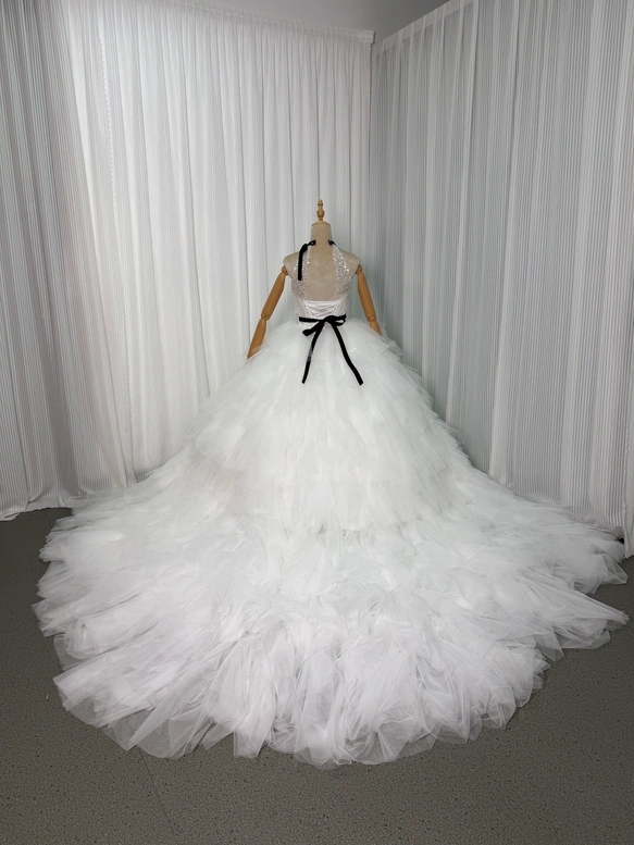 実例写真！ウエディングドレス ホルターネック インポートビジューレース 華やかなトレーン 前撮り もこもこドレス