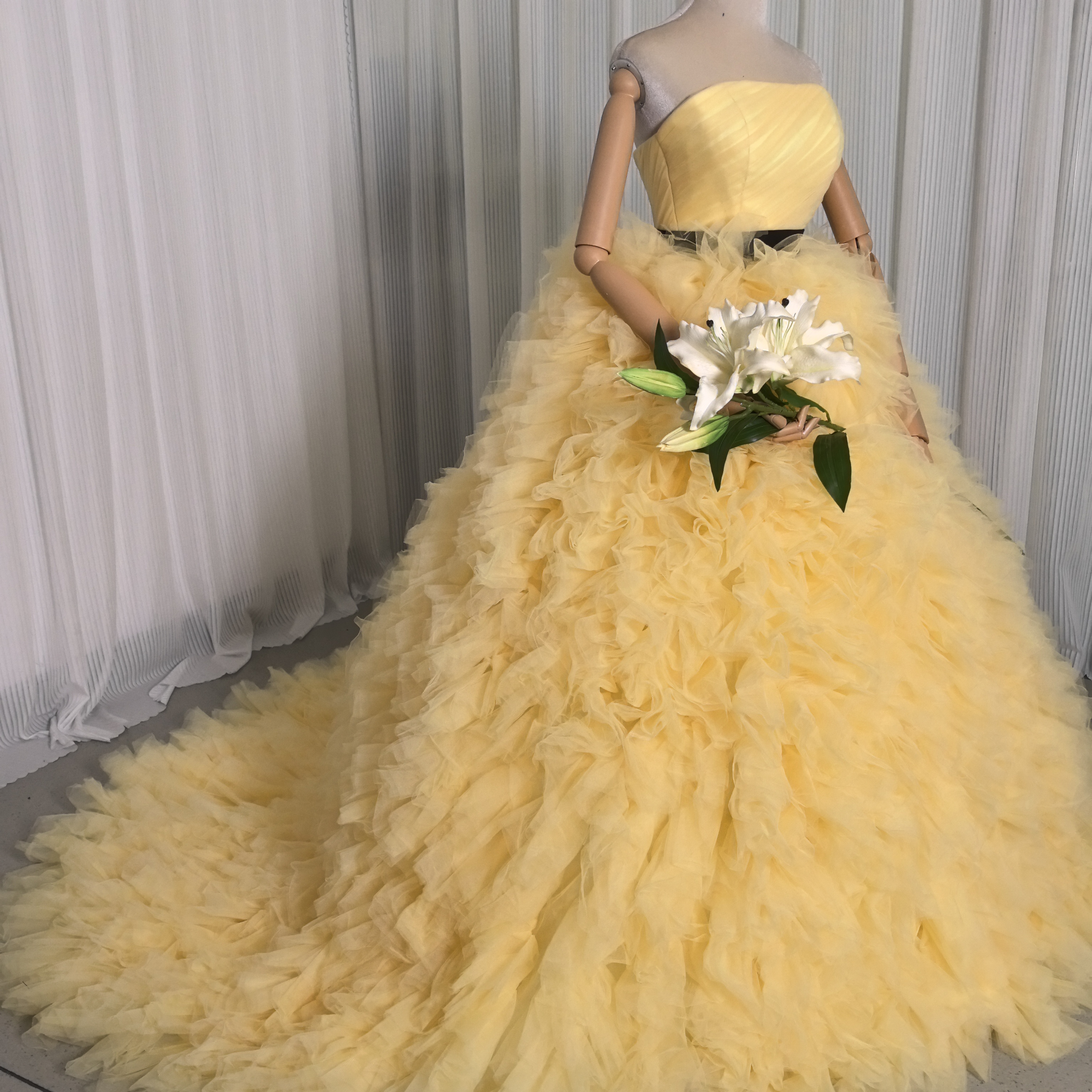 カラードレス パステルイエロー ベアトップ もこもこドレス 抜群のおしゃれ見え ソフトチュール 花嫁