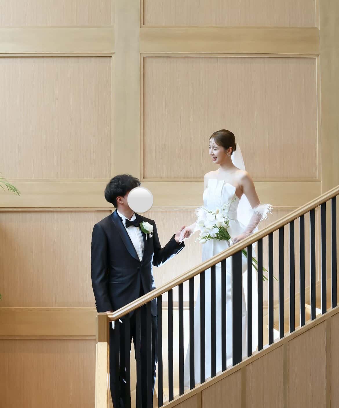 実例写真！ウエディングドレス ベアトップ 立体プリーツ マーメイドライン 光沢サテン 結婚式