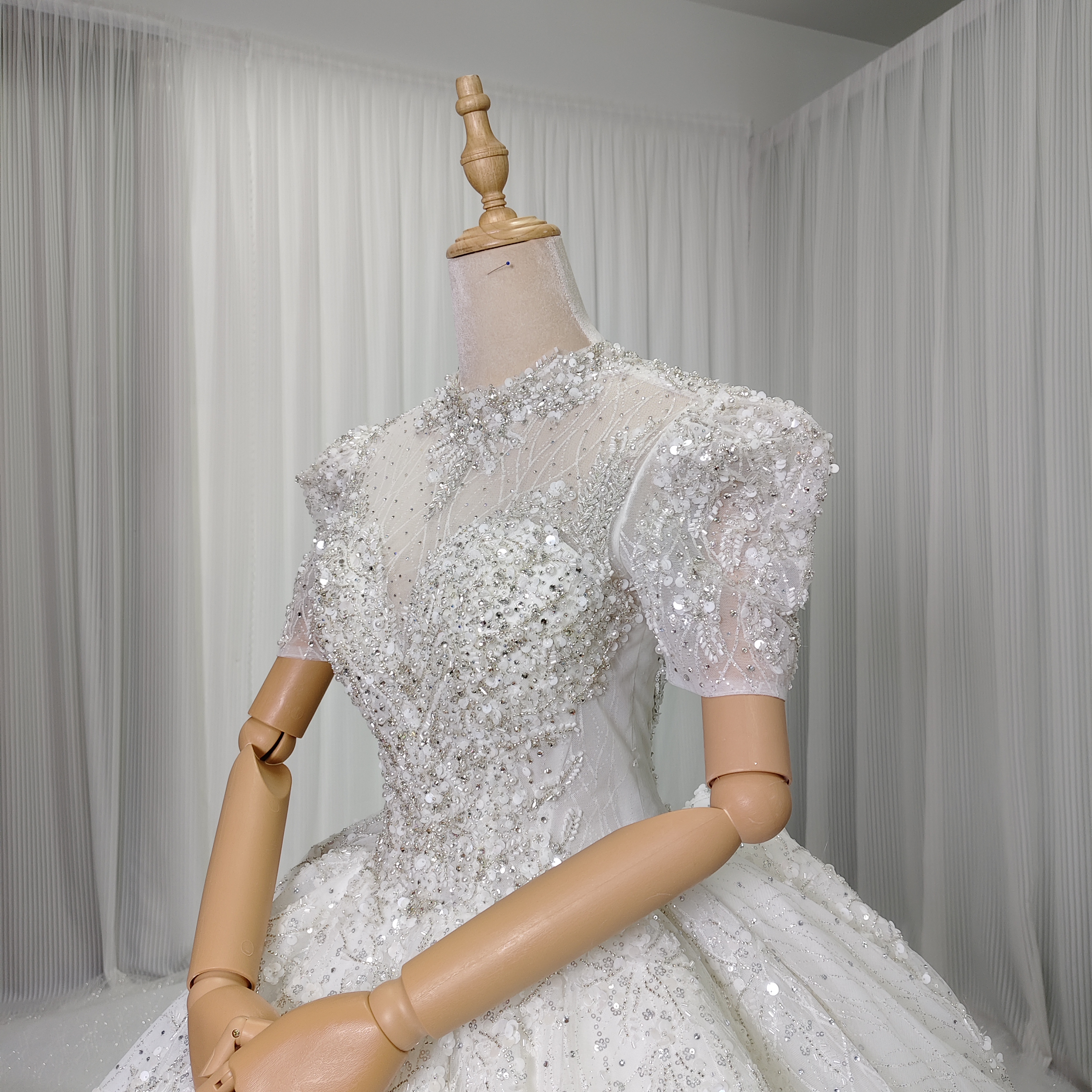 豪華！ウェディングドレス 韓国風ドレス 姫袖 キラキラ光る刺繍 ロングトレーン ボリュームドレス 結婚式