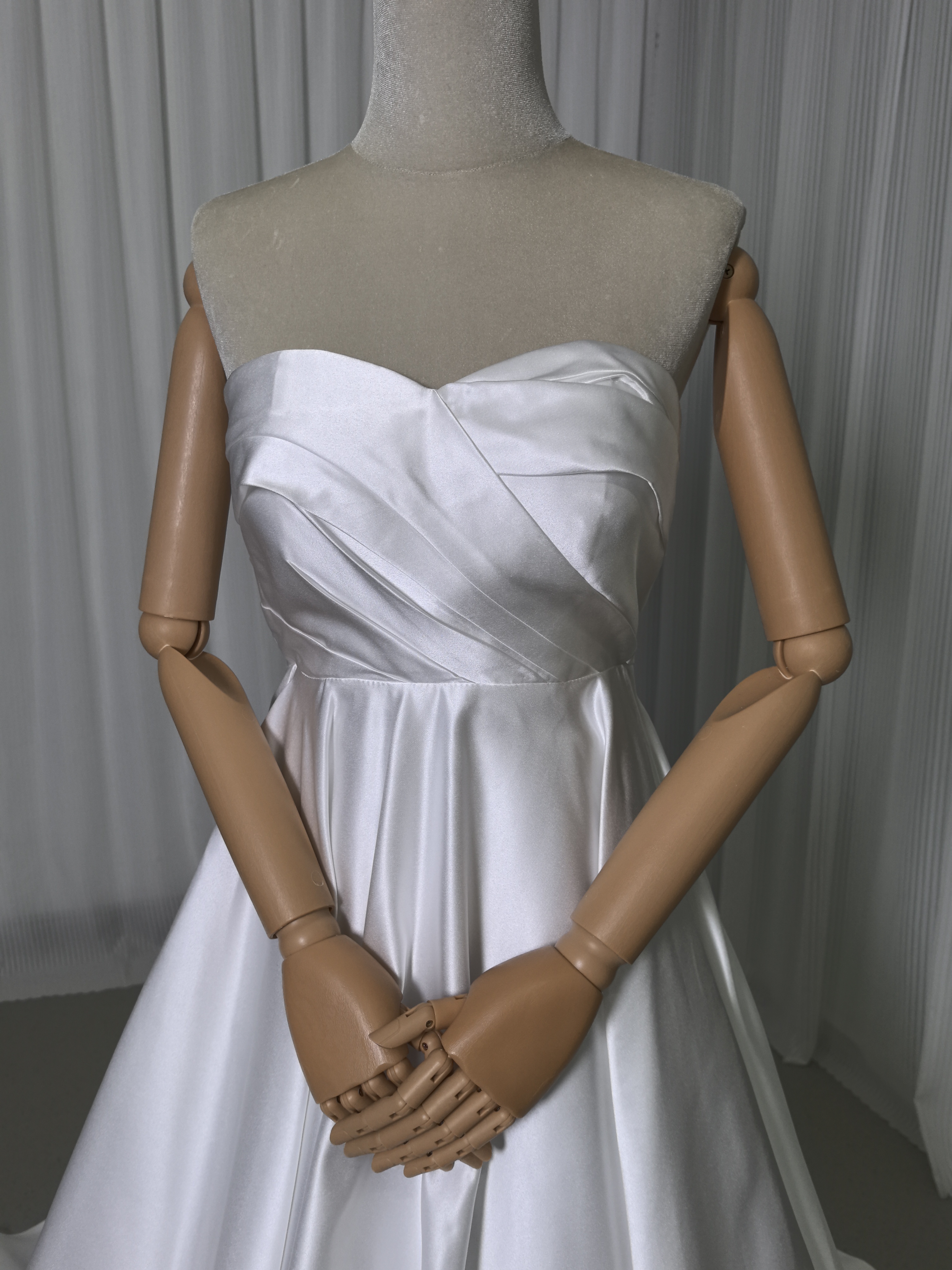 ウェディングドレス ベアトップ 光沢サテン 編み上げ 細見えシルエット 可愛い 花嫁