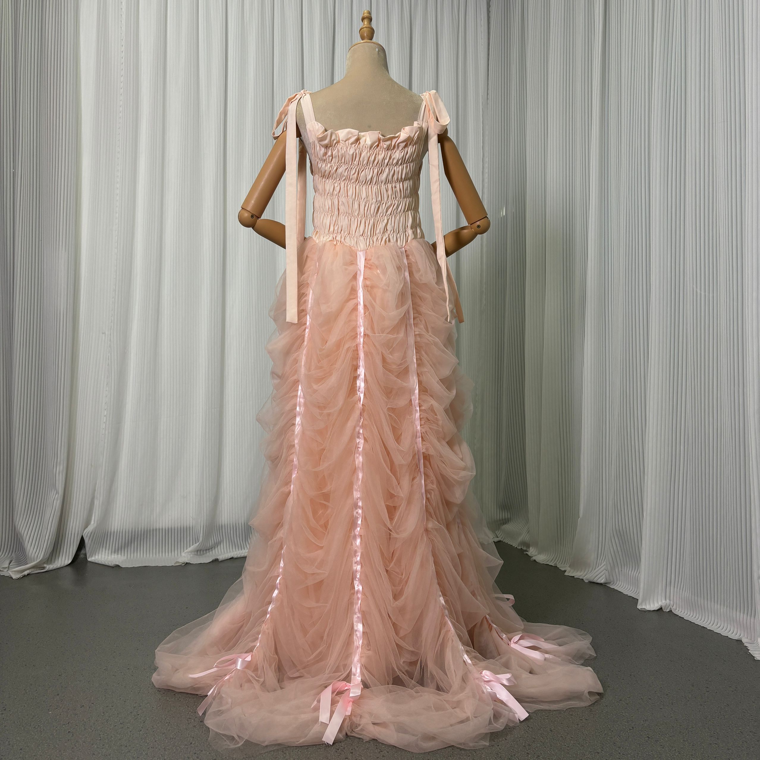 カラードレス 薄桃色 キャミソール 肩のリボン 細見えシルエット 可愛い 前撮り 二次会