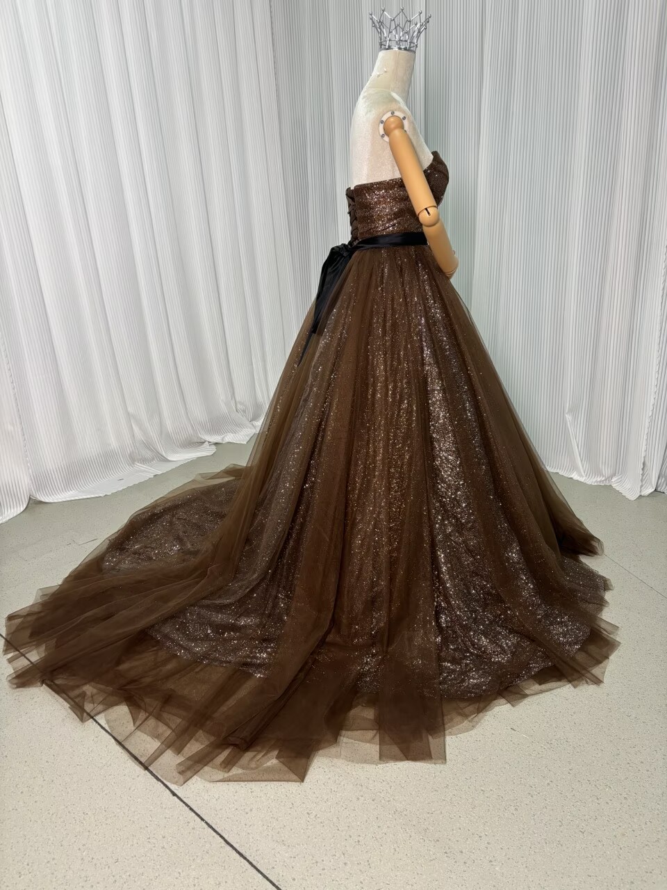 カラードレス コーヒーの色 キラキラチュール 結婚式 サッシュベルト アンティークなドレス 編み上げ